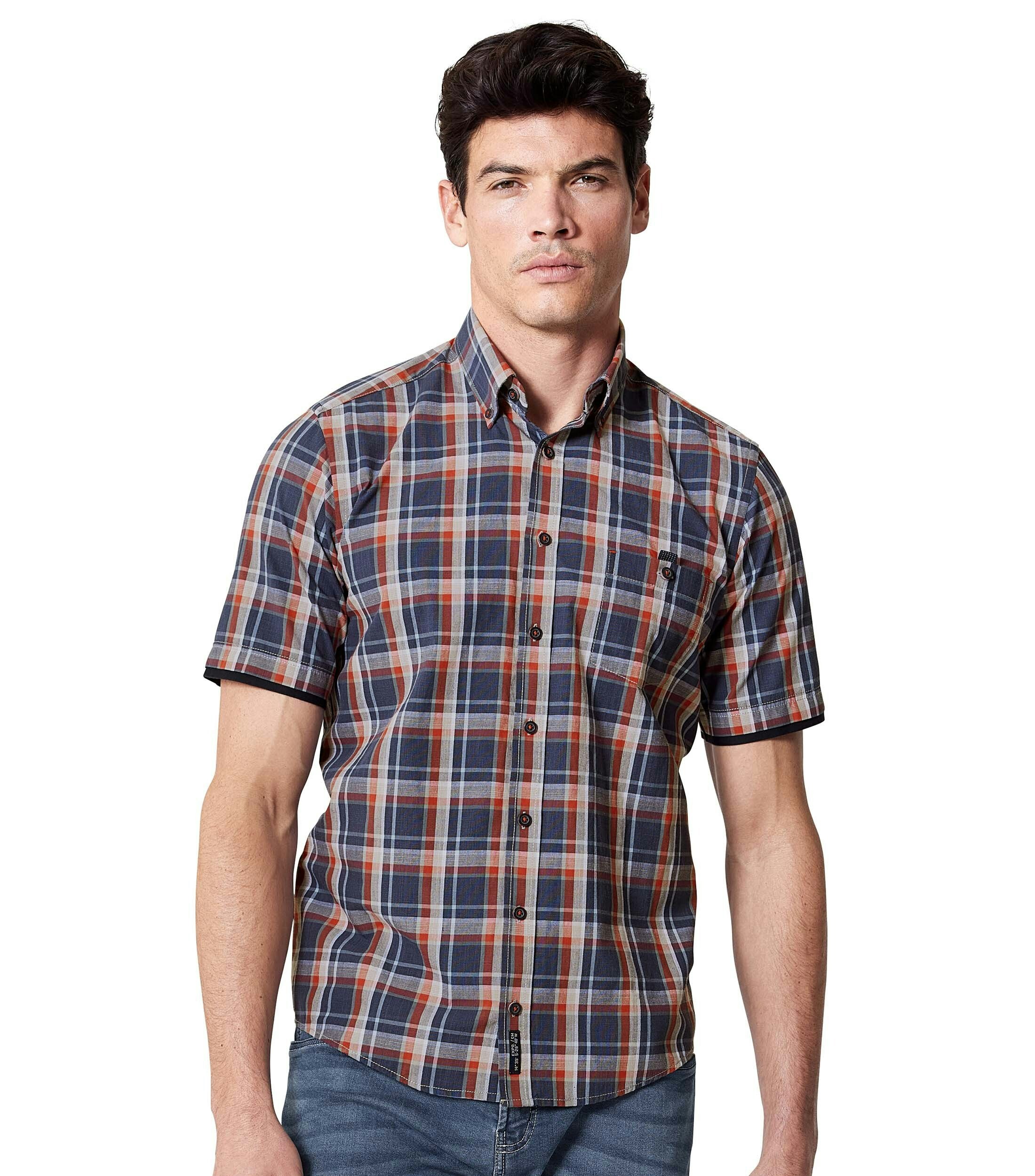 Ein Freizeithemd im kariert Muster in der Farbe Dunkelblau