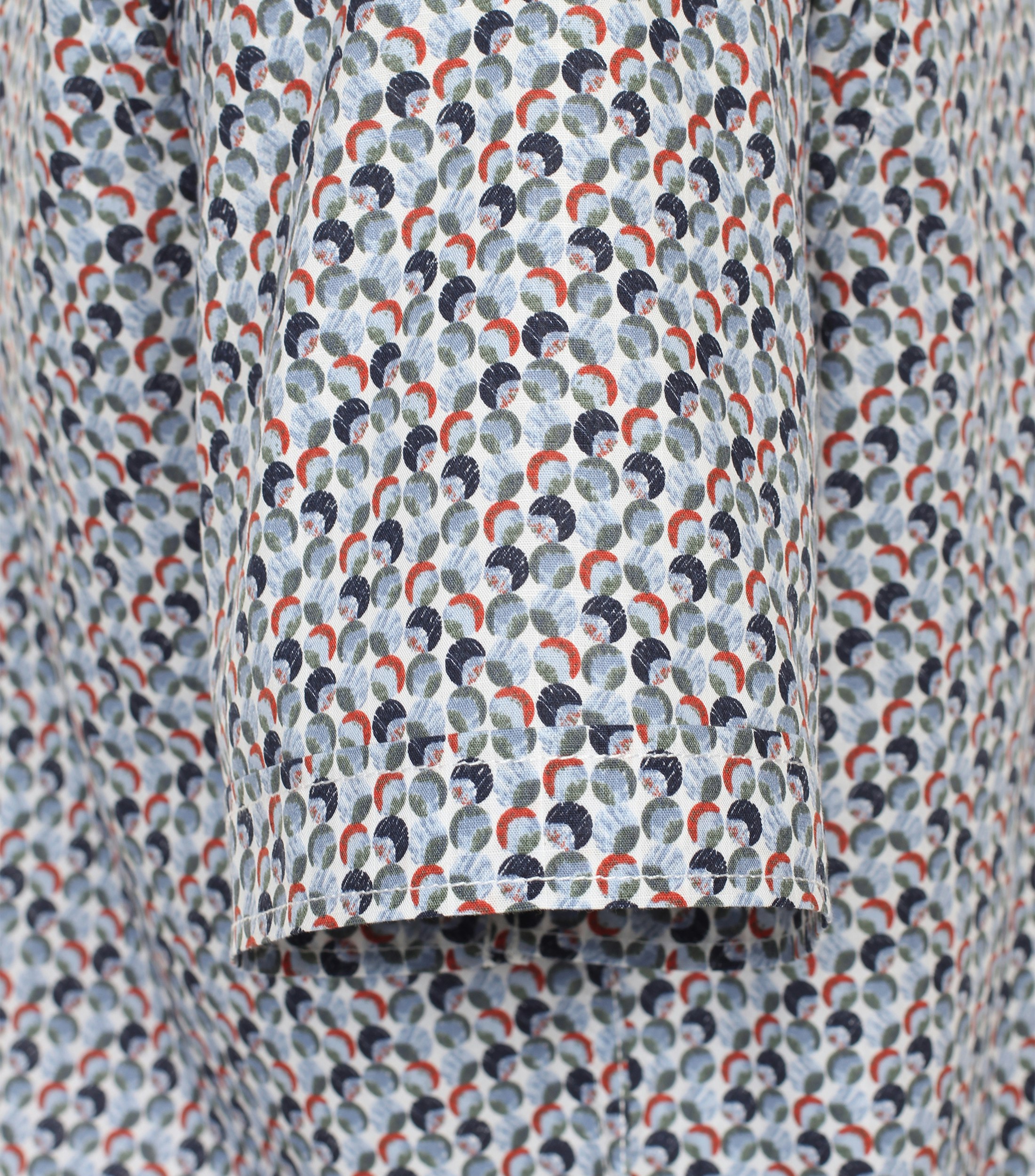 Ein Freizeithemd im Print Muster in der Farbe graues Mittelblau