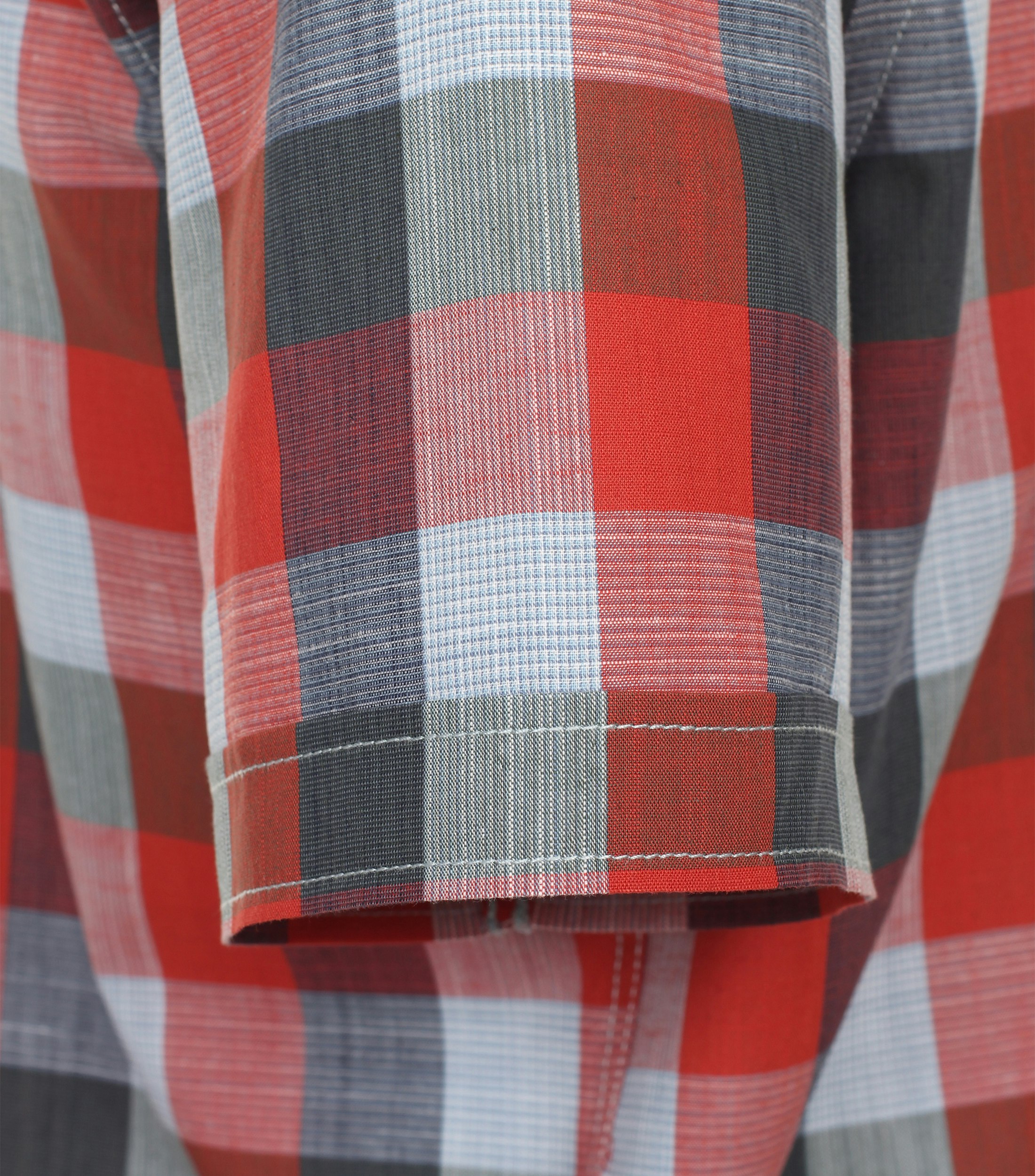 Ein Freizeithemd im kariert Muster in der Farbe Rot