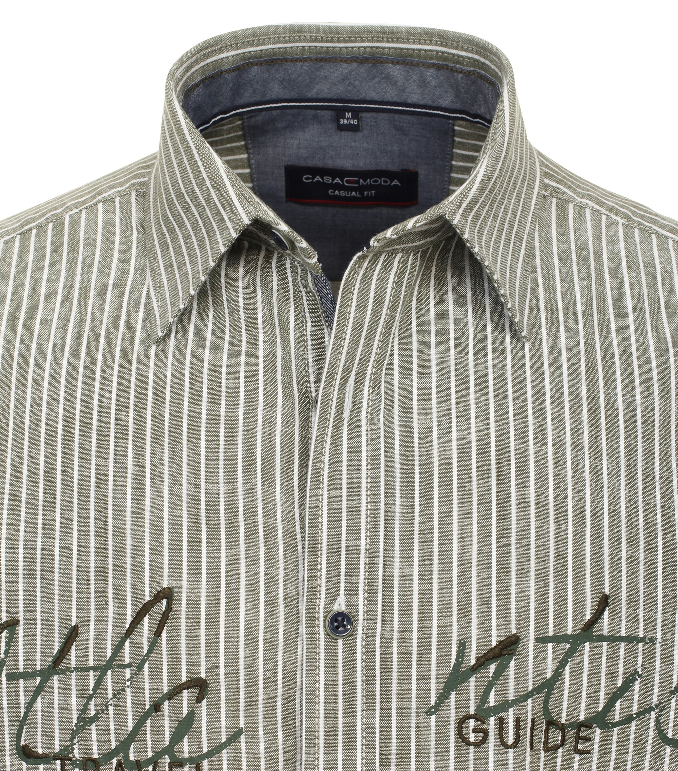 Ein Freizeithemd im gestreift Muster in der Farbe Hellgrün