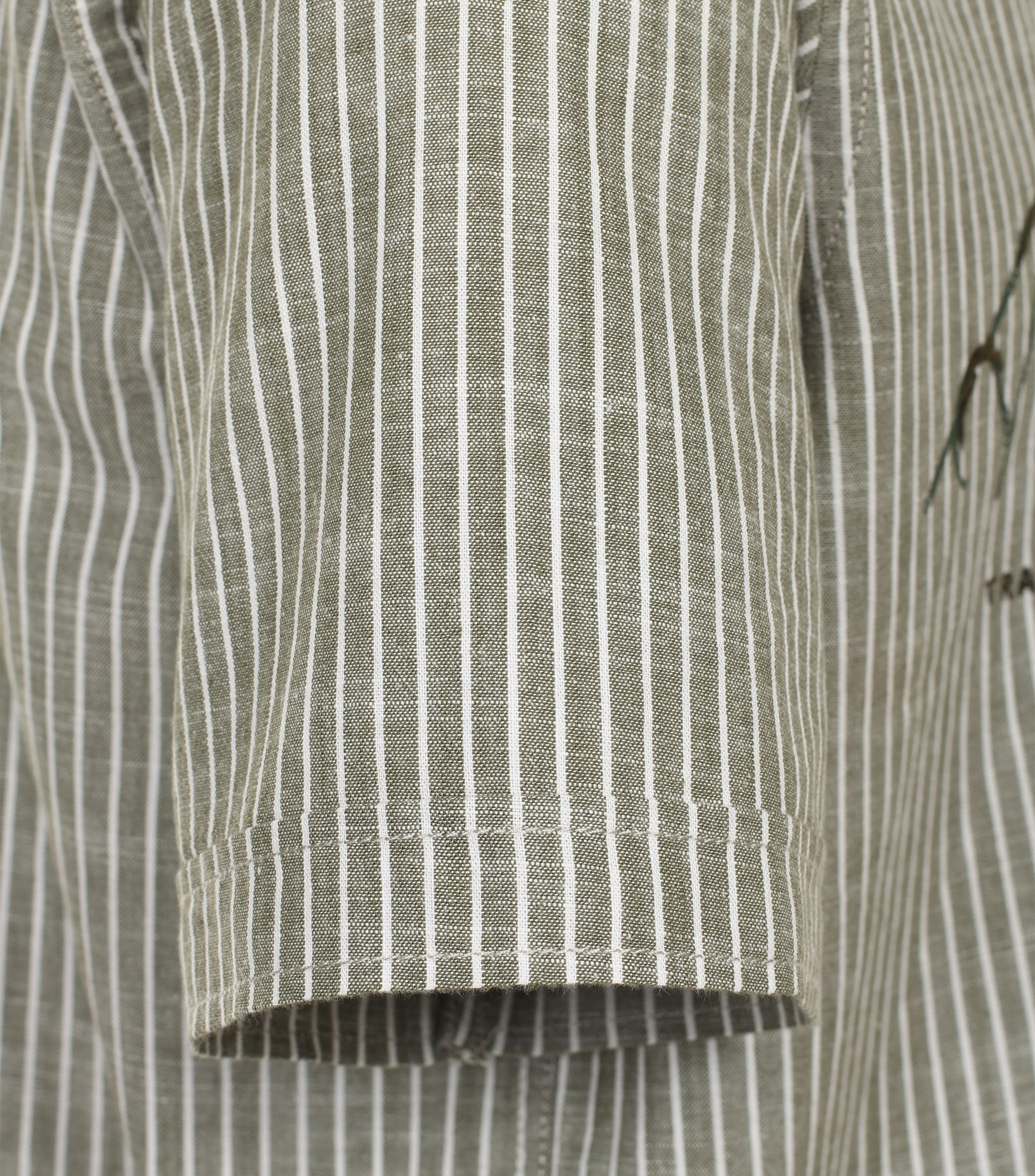 Ein Freizeithemd im gestreift Muster in der Farbe Hellgrün