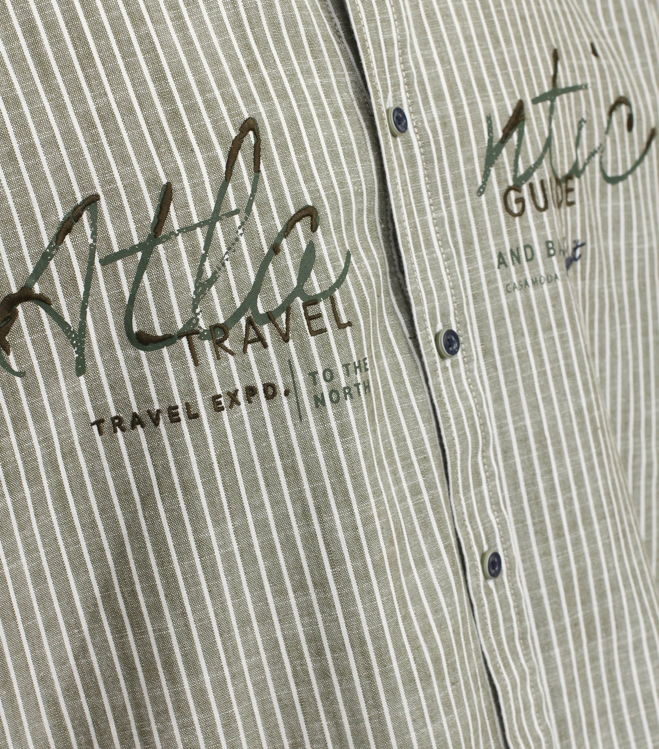 Ein Freizeithemd im gestreift Muster in der Farbe Hellgrün