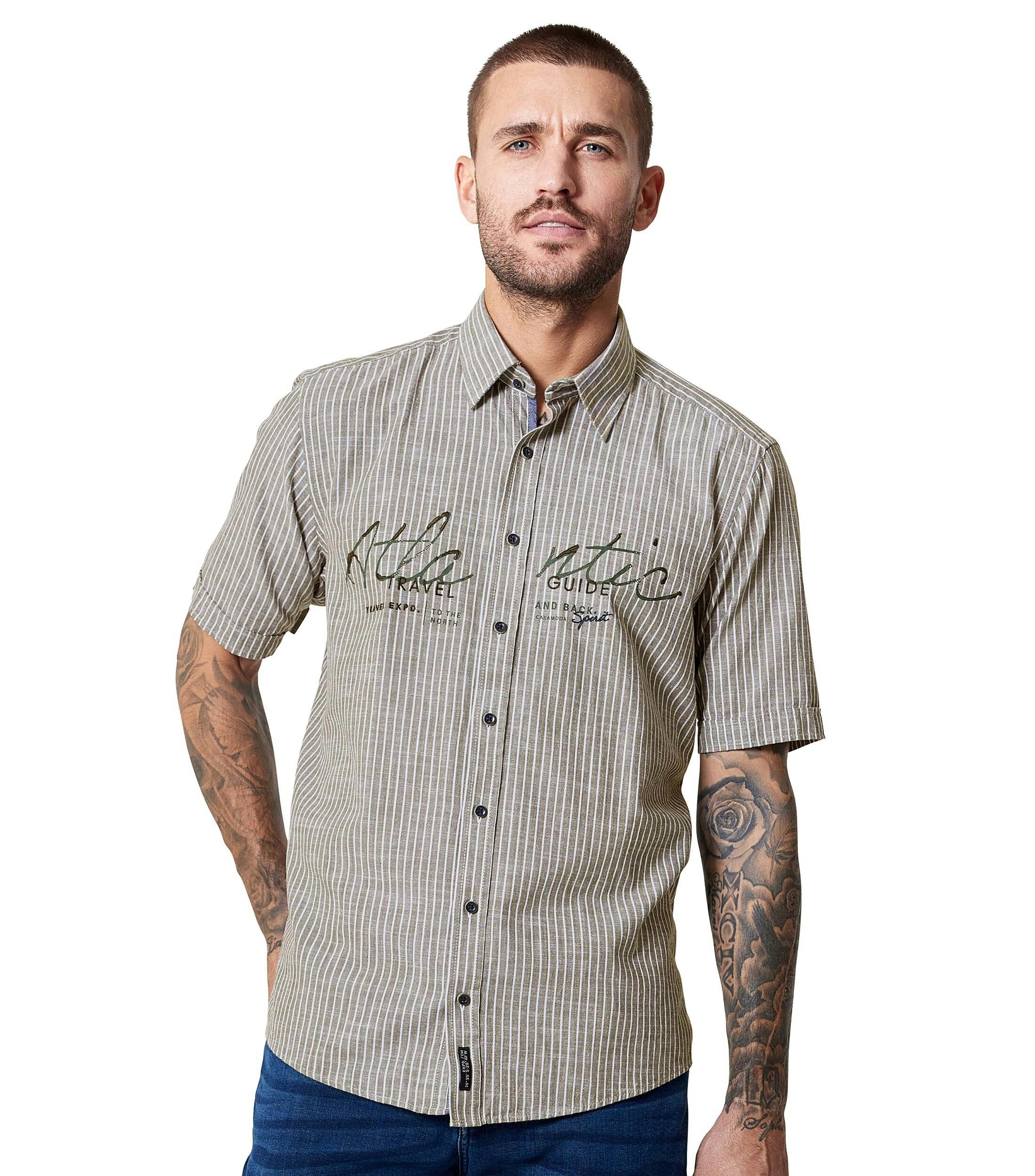 Ein Freizeithemd im gestreift Muster in der Farbe Hellgrün