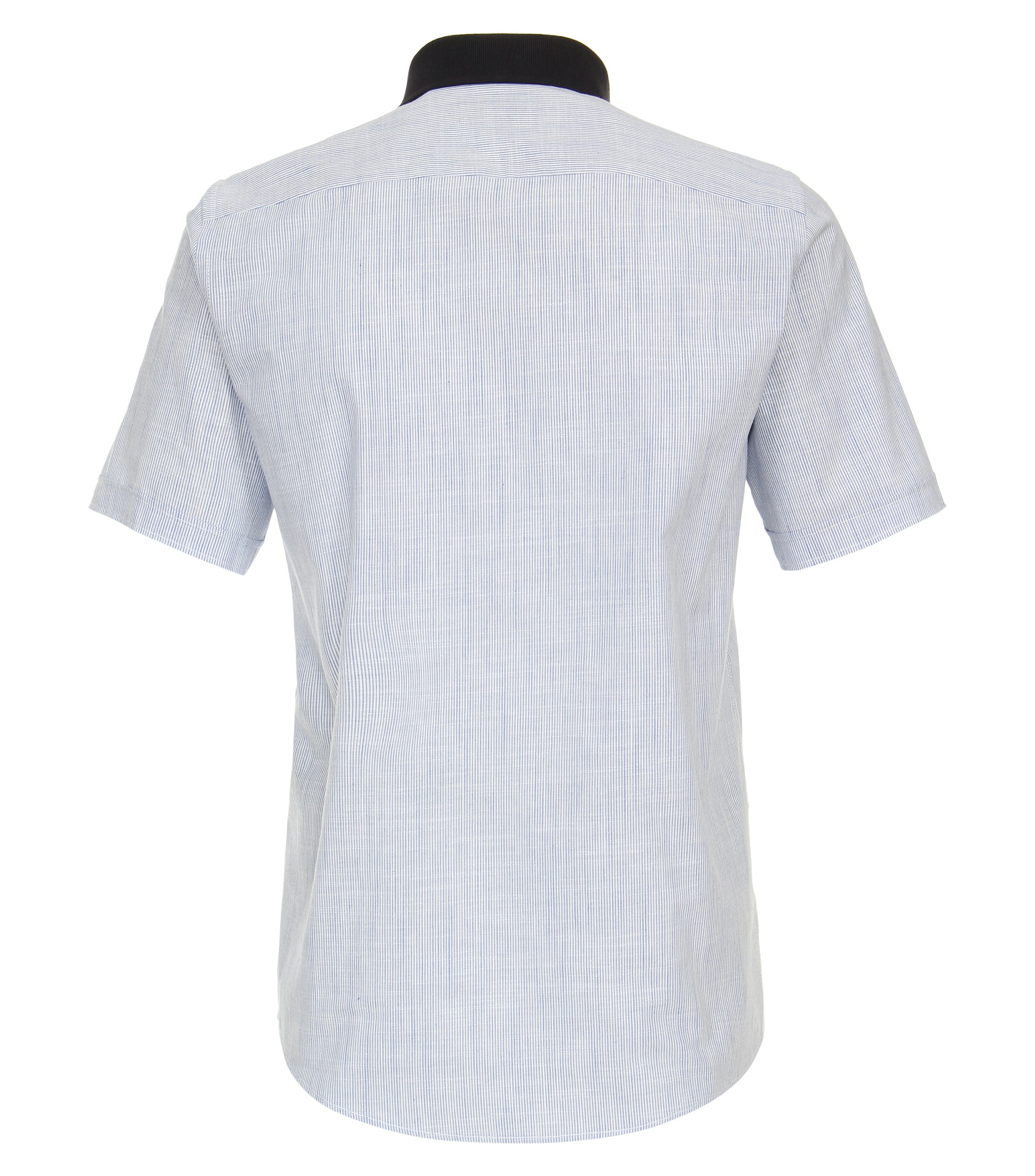 Ein Freizeithemd im gestreift Muster in der Farbe Hellblau