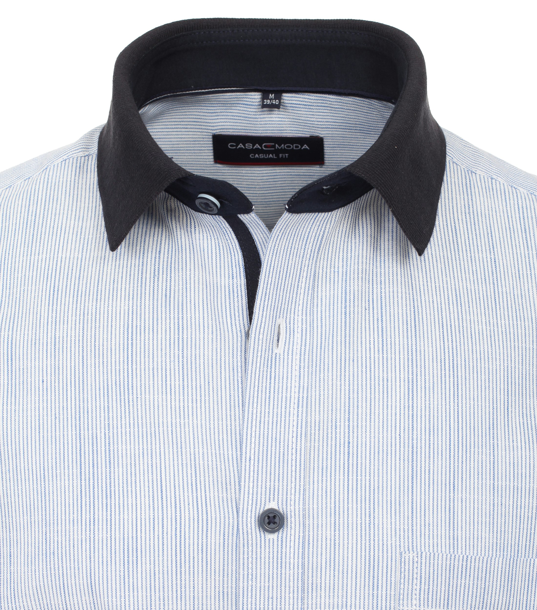 Ein Freizeithemd im gestreift Muster in der Farbe Hellblau