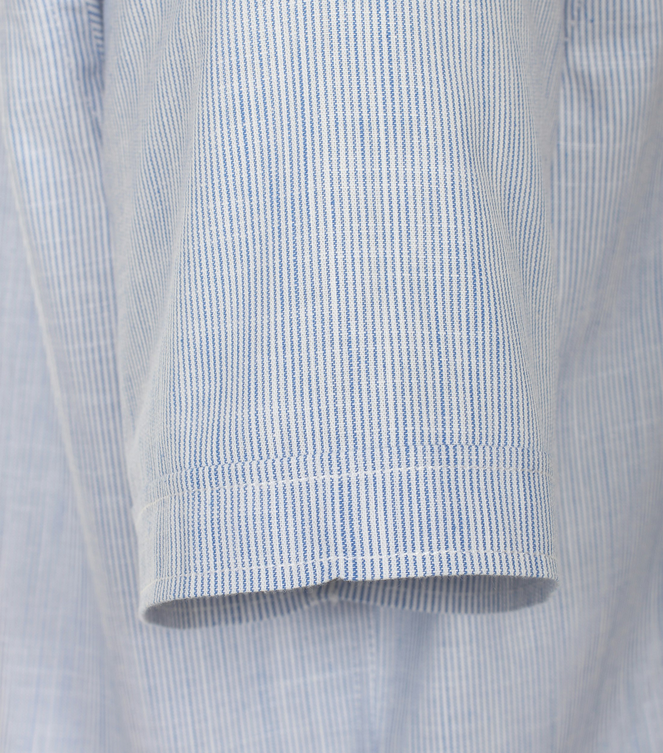 Ein Freizeithemd im gestreift Muster in der Farbe Hellblau