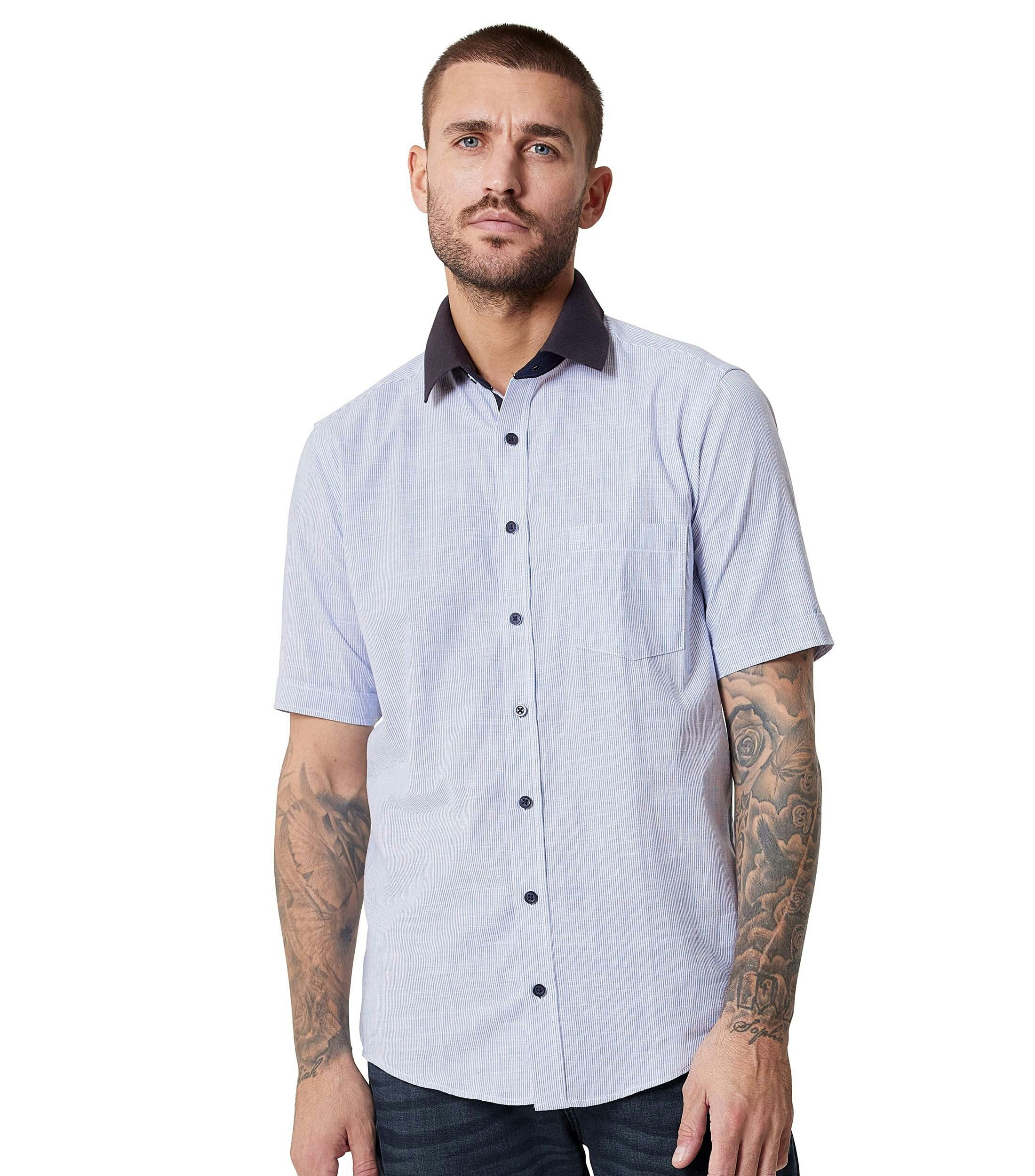 Ein Freizeithemd im gestreift Muster in der Farbe Hellblau