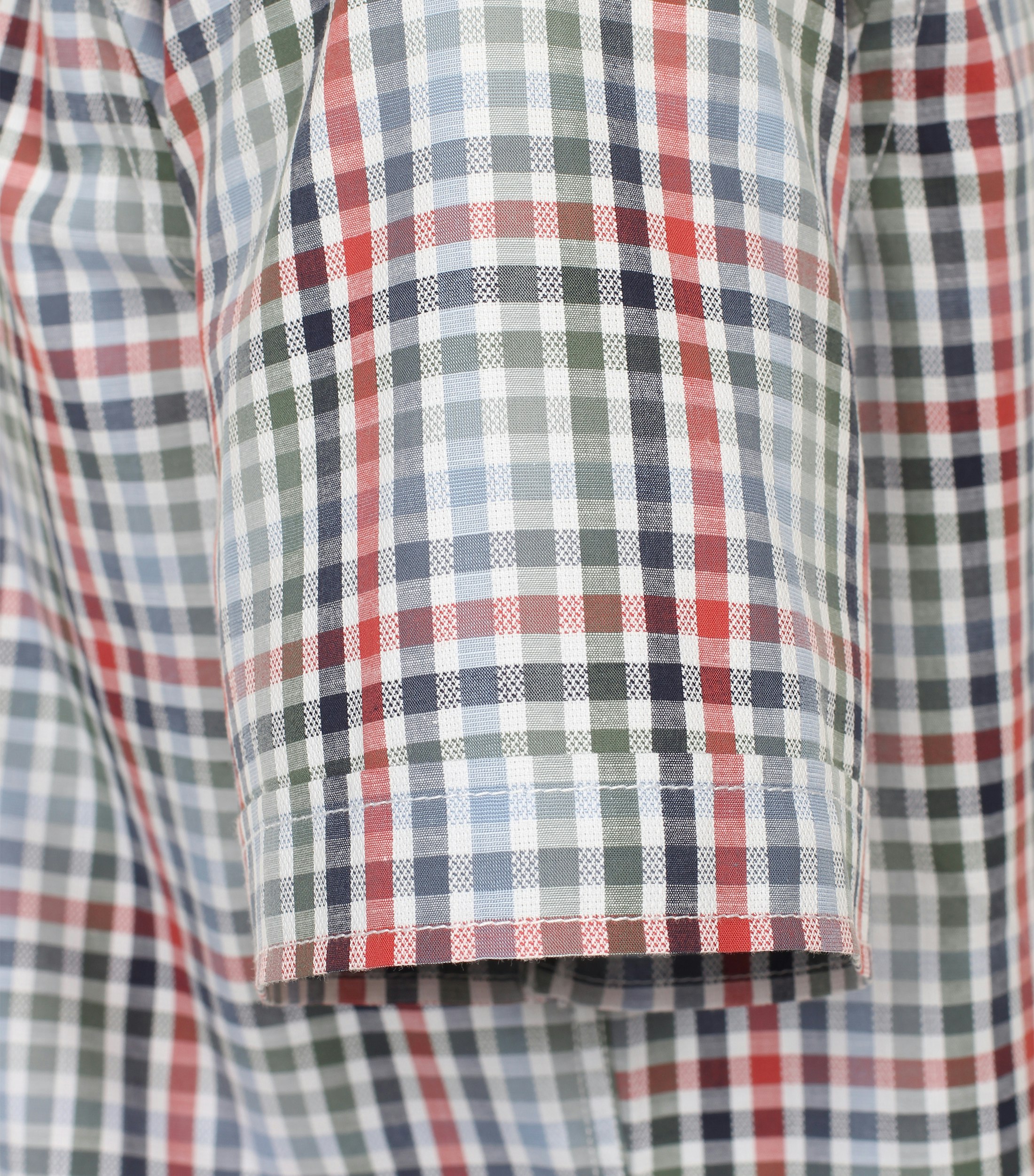 Ein Freizeithemd im kariert Muster in der Farbe Hellrot