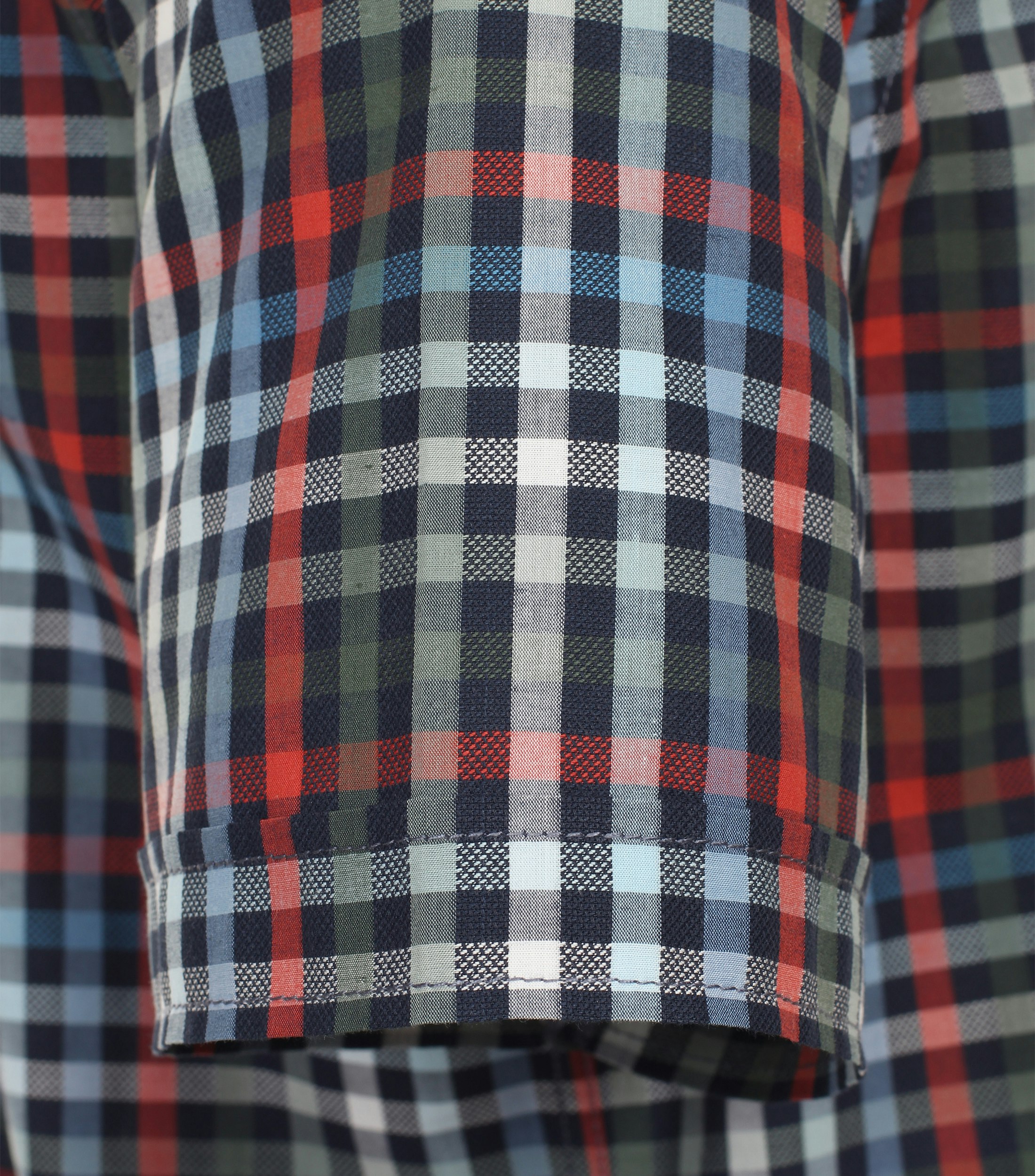 Ein Freizeithemd im kariert Muster in der Farbe Dunkelgrün