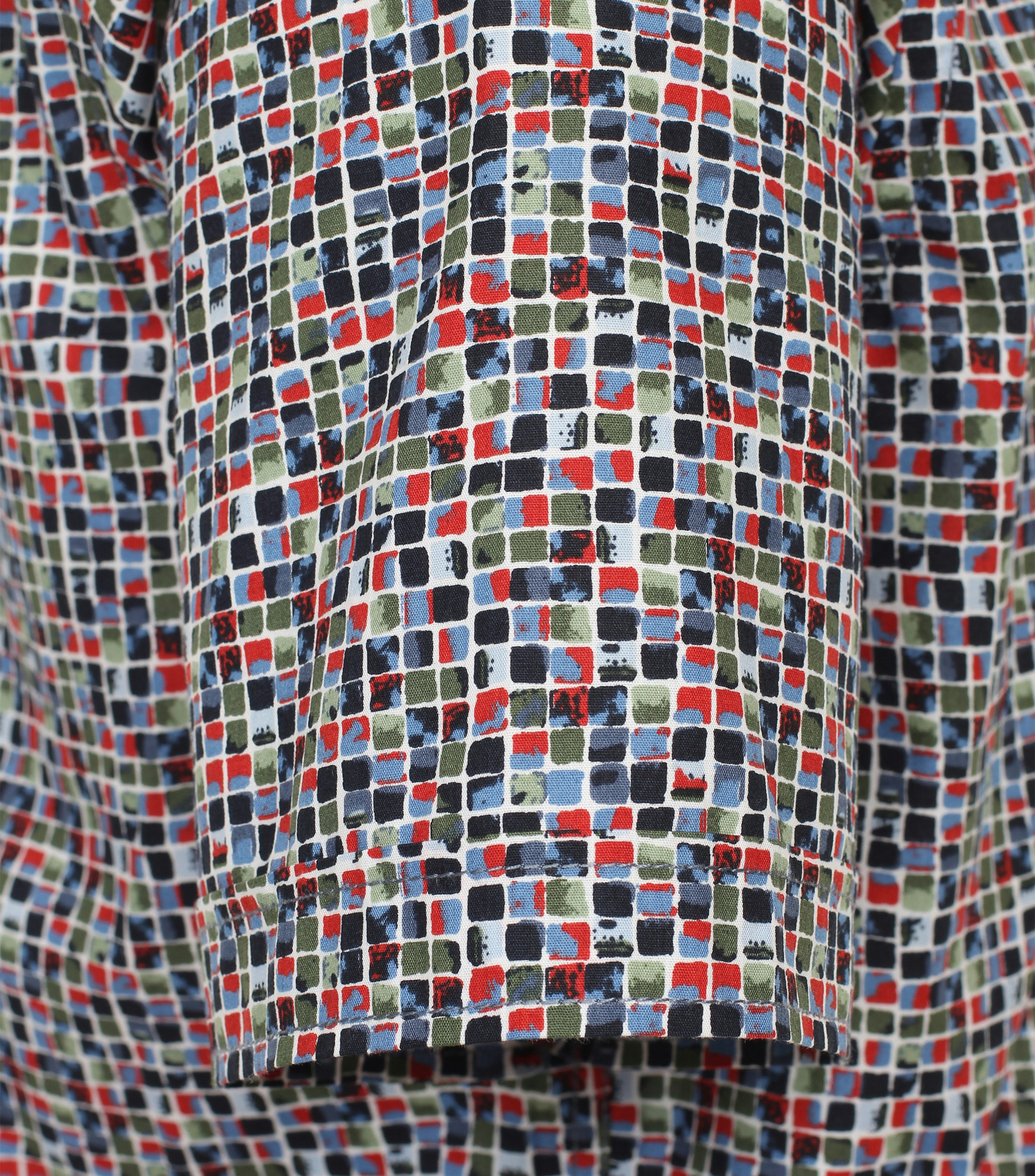 Ein Freizeithemd im Print Muster in der Farbe Rot