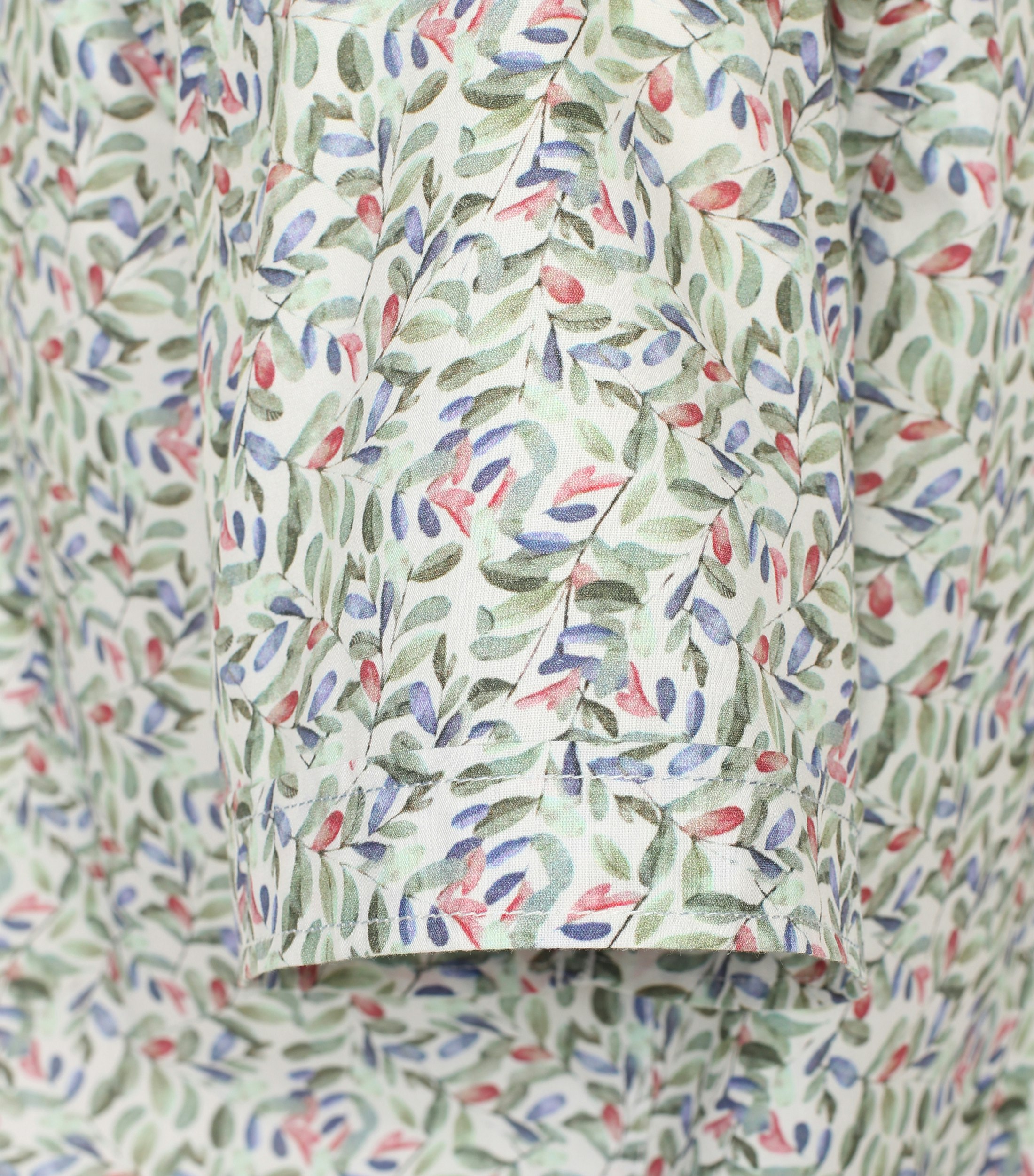 Ein Freizeithemd im Print Muster in der Farbe Hellgrün