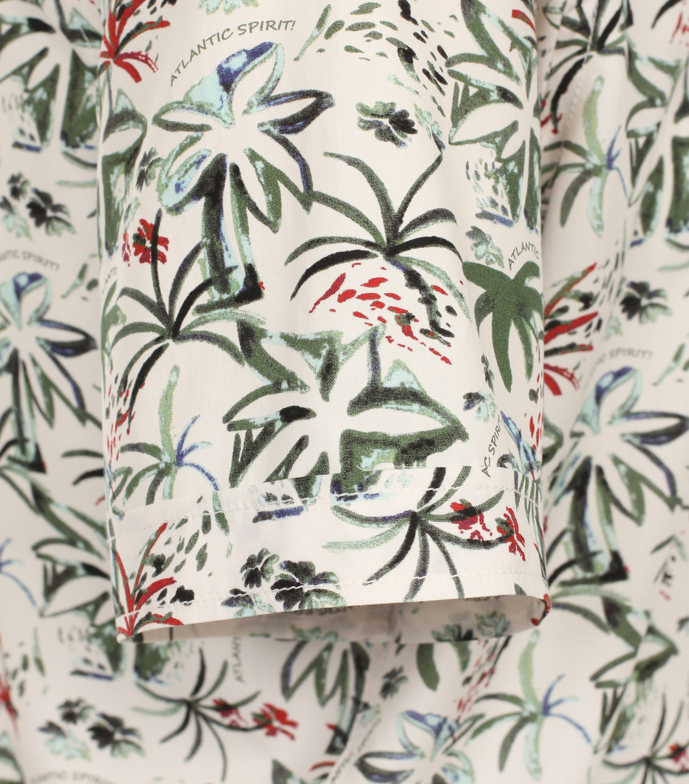 Ein Freizeithemd im Print Muster in der Farbe Grün