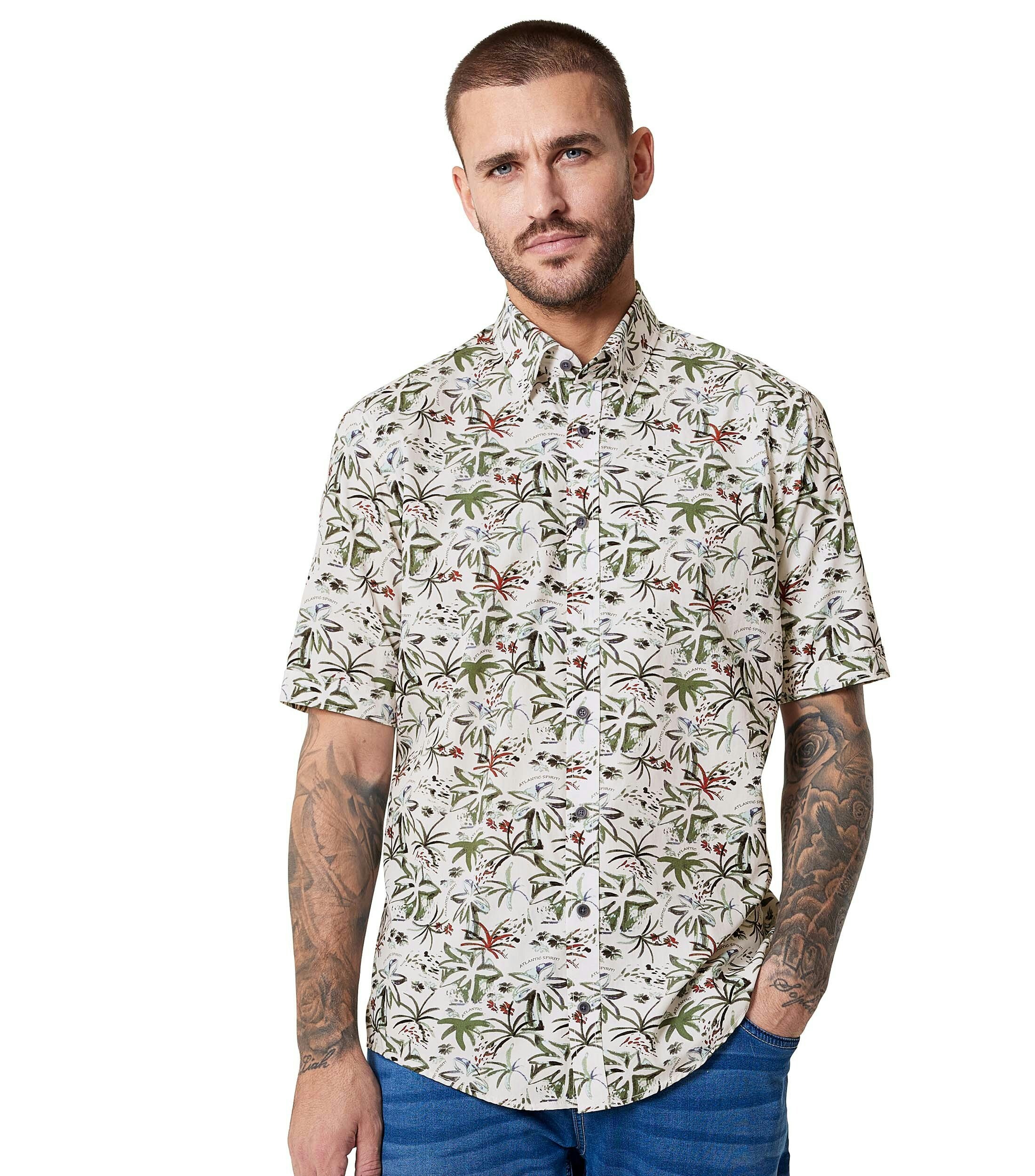 Ein Freizeithemd im Print Muster in der Farbe Grün