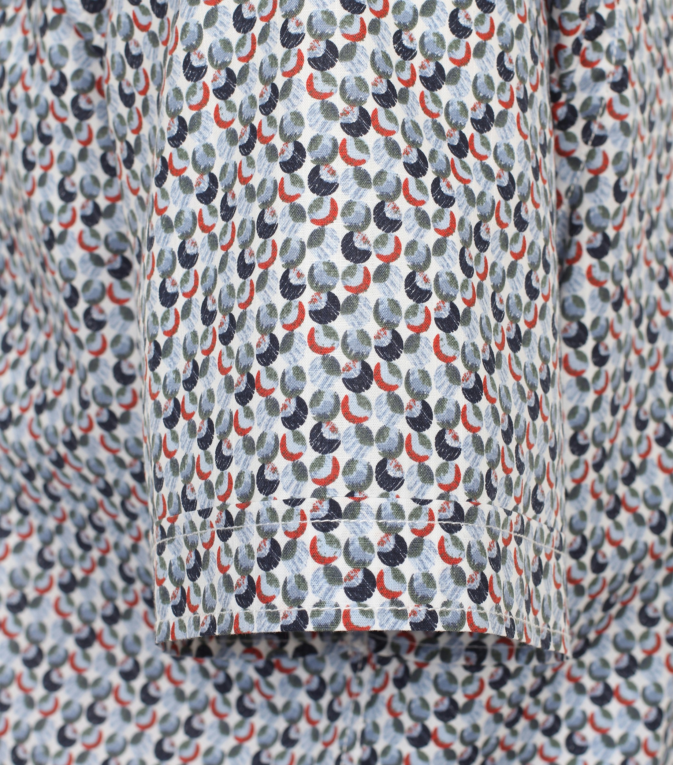 Ein Freizeithemd im Print Muster in der Farbe graues Mittelblau