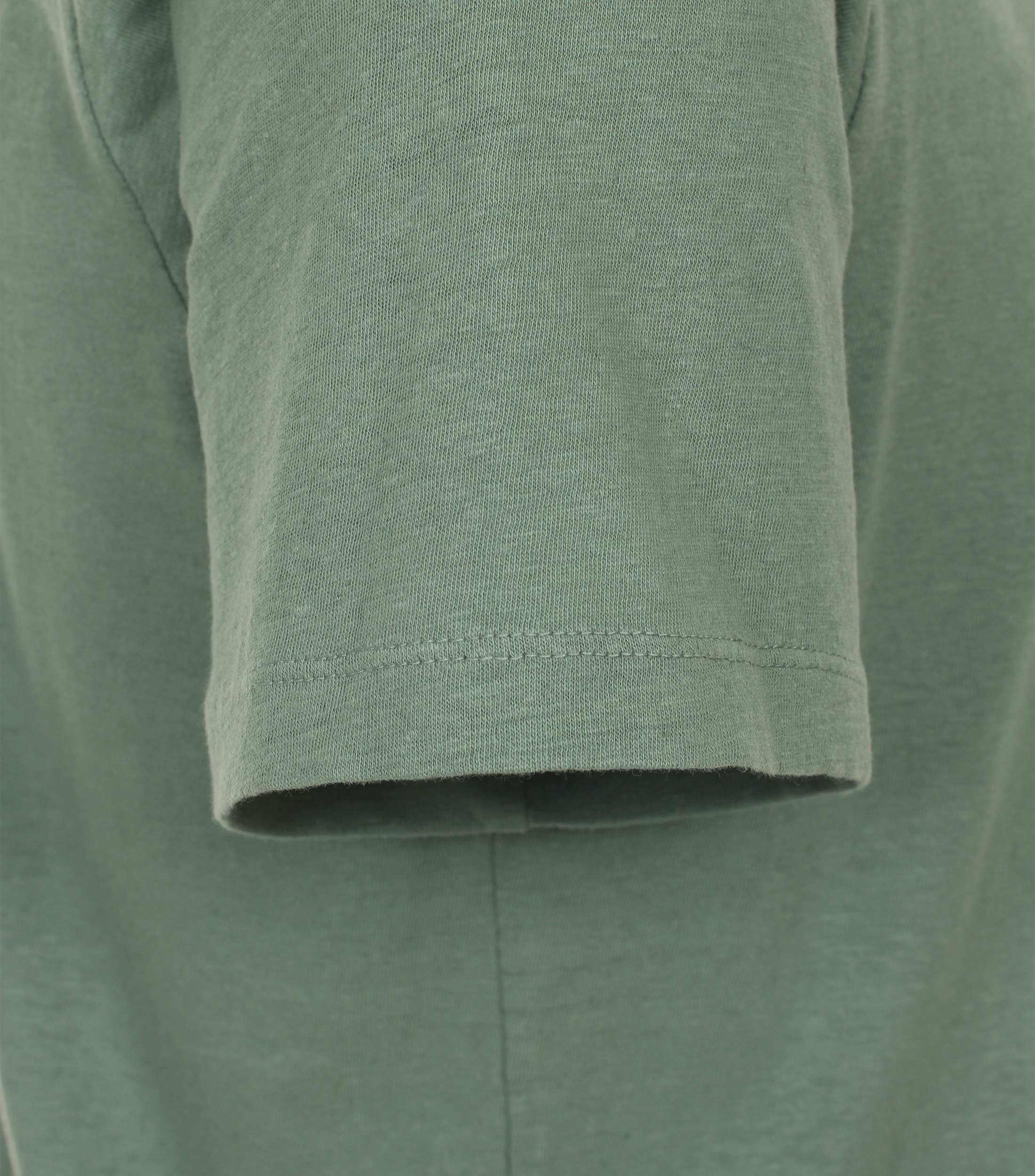 Ein T-Shirt im uni Muster in der Farbe Türkisgrün