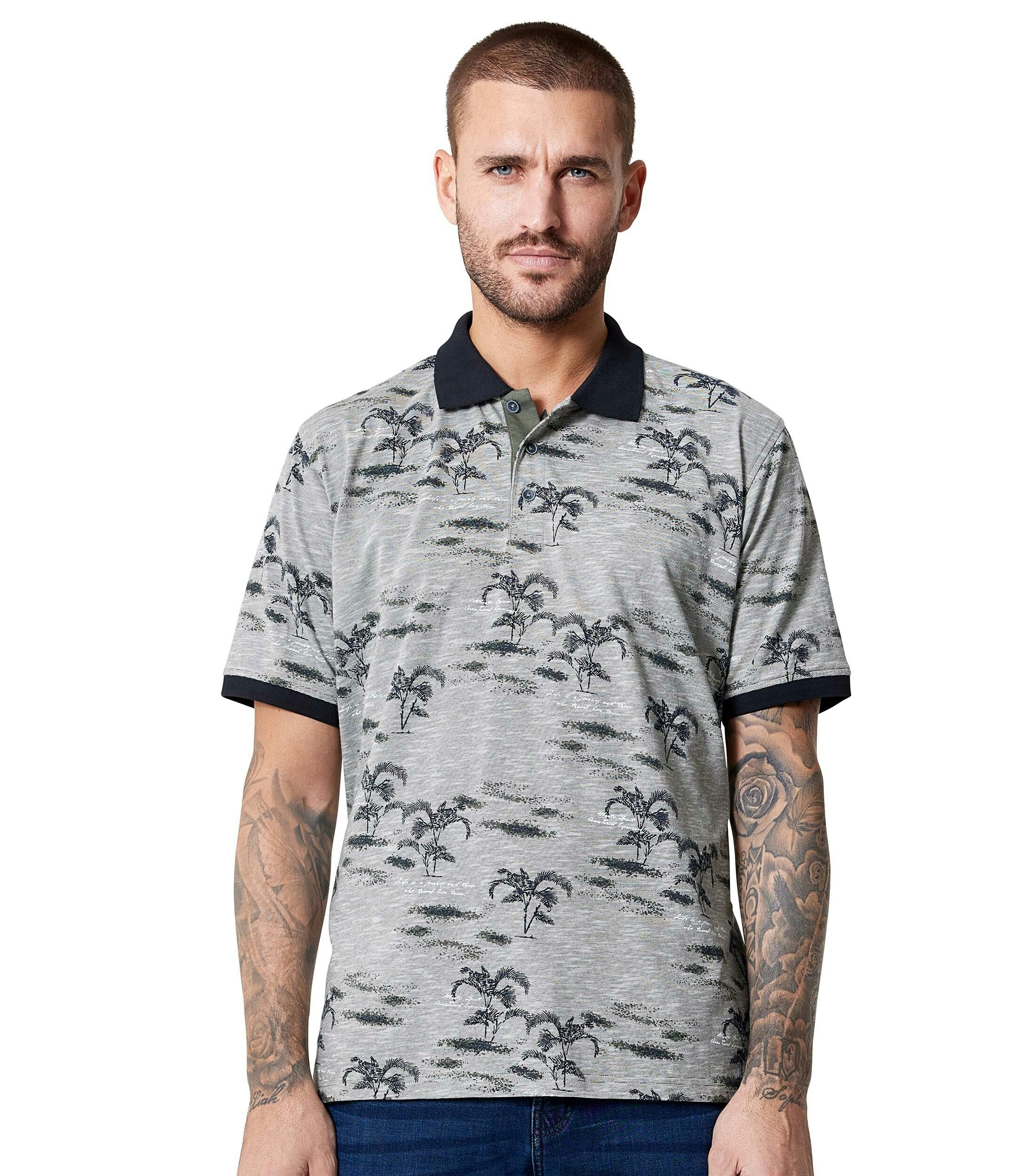 Ein Polo-Shirt im Print Muster in der Farbe Hellgrün