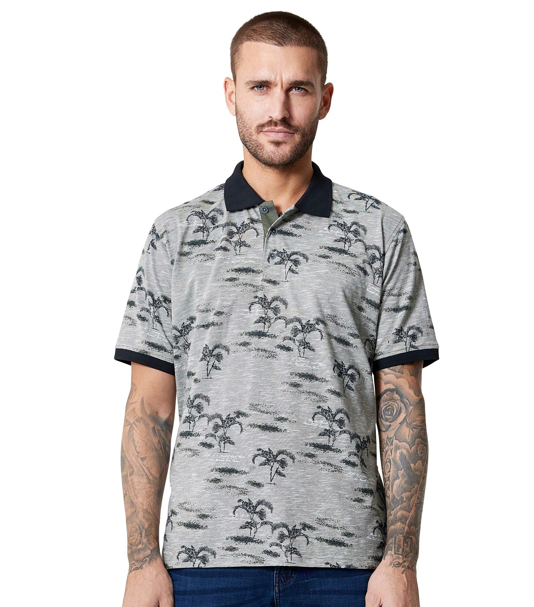 Ein Polo-Shirt im Print Muster in der Farbe Hellgrün