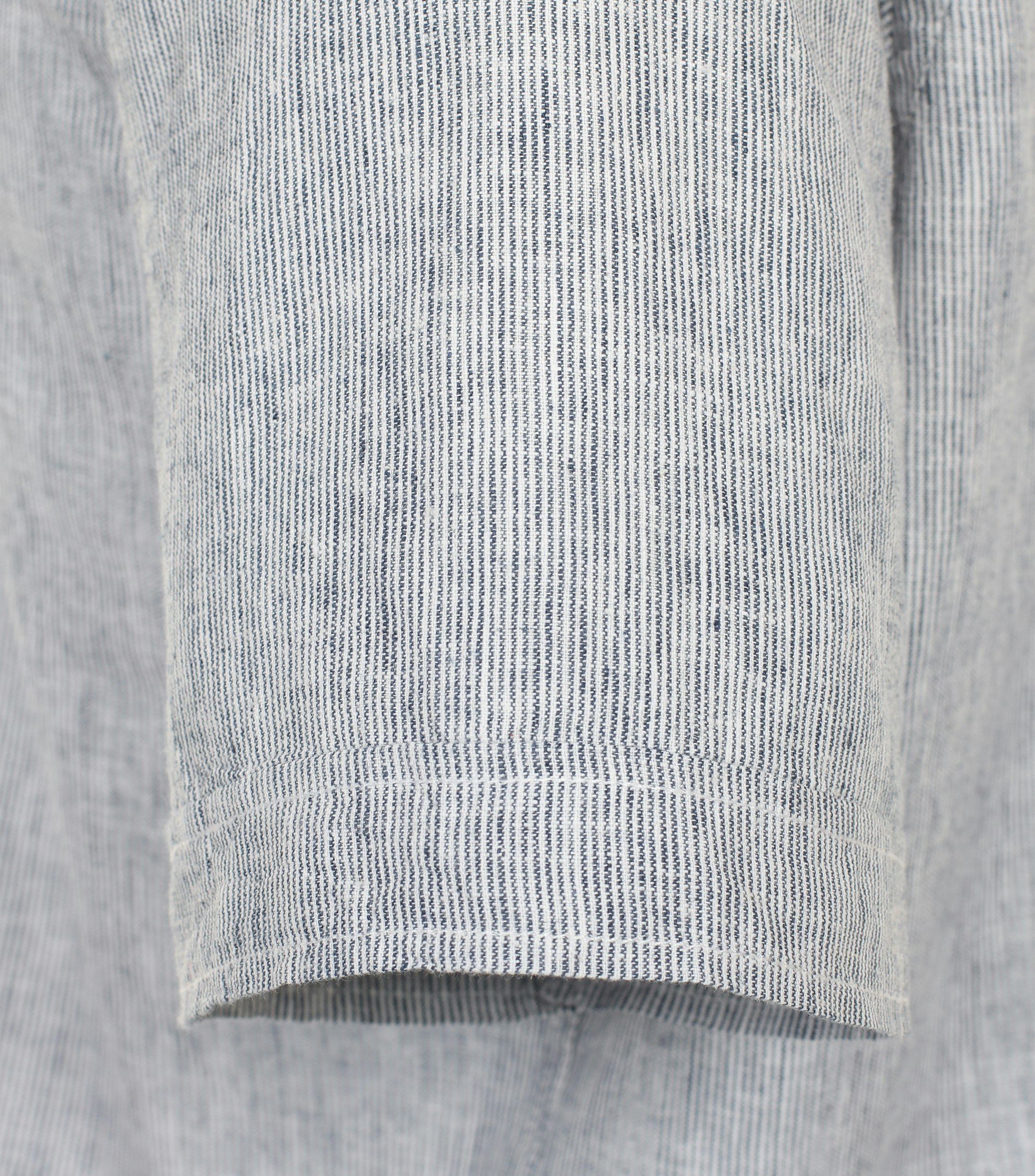 Ein Freizeithemd im gestreift Muster in der Farbe graues Mittelblau