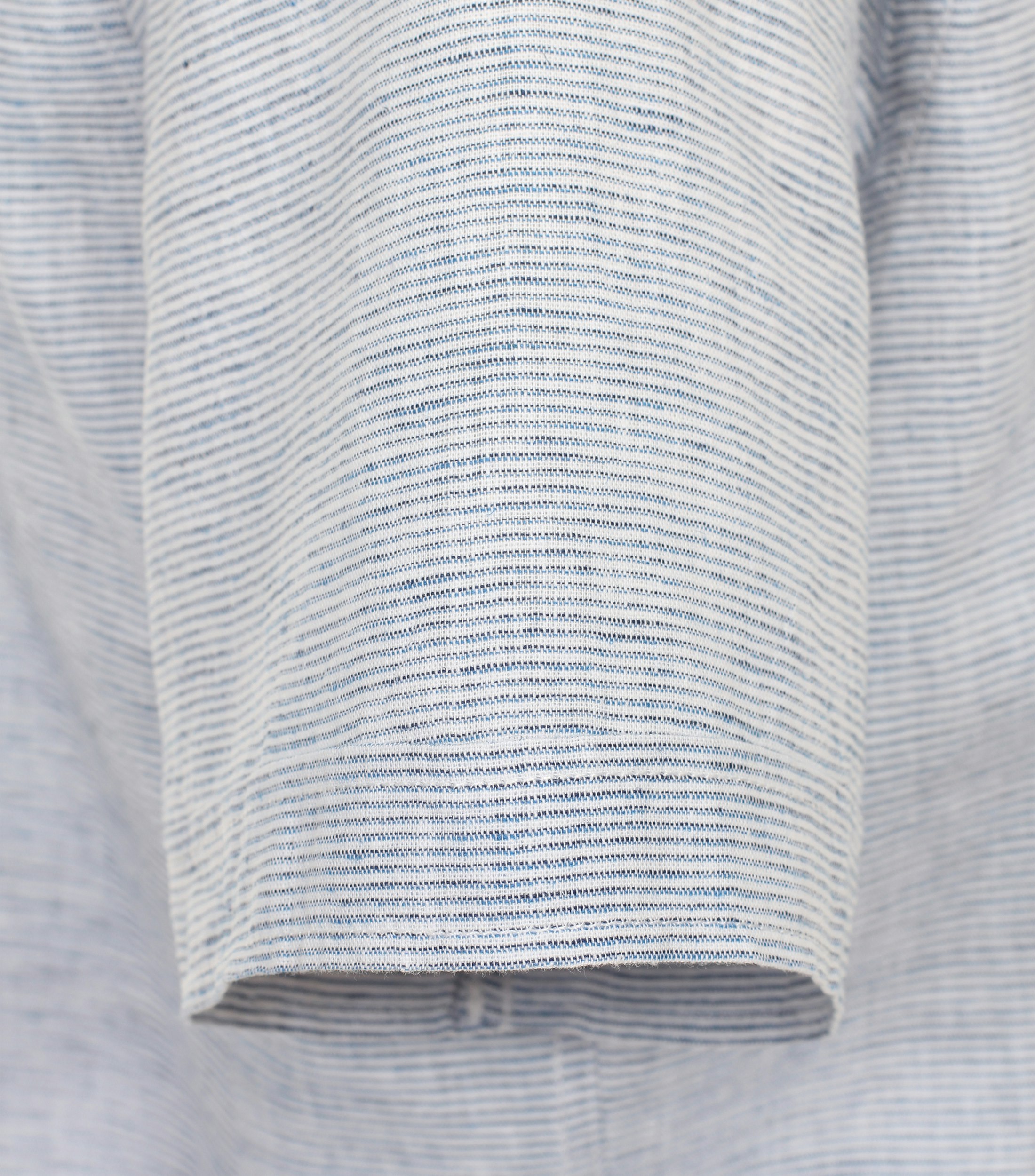 Ein Freizeithemd im uni Muster in der Farbe graues Mittelblau