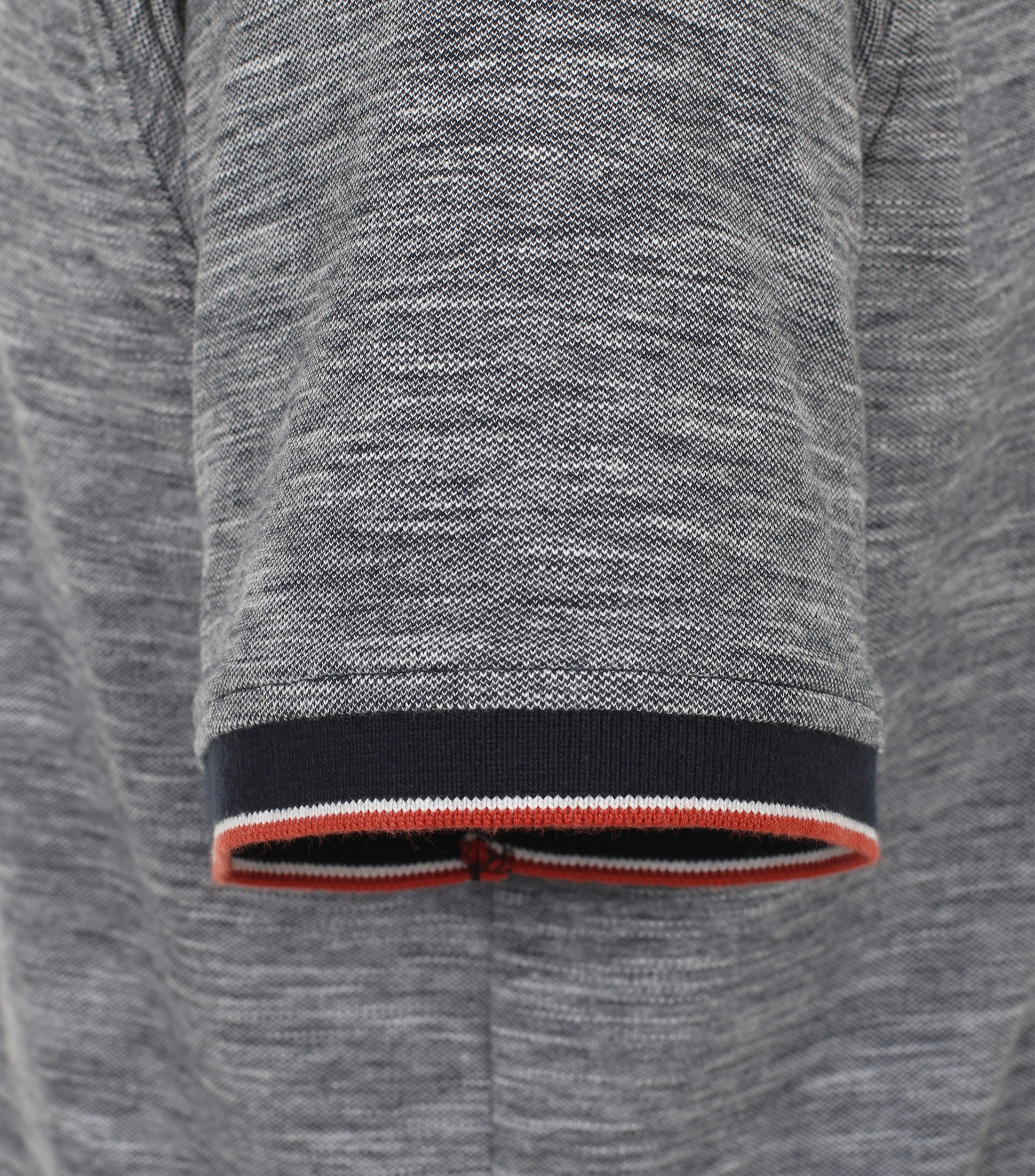 Ein Polo-Shirt im uni Muster in der Farbe graues Mittelblau