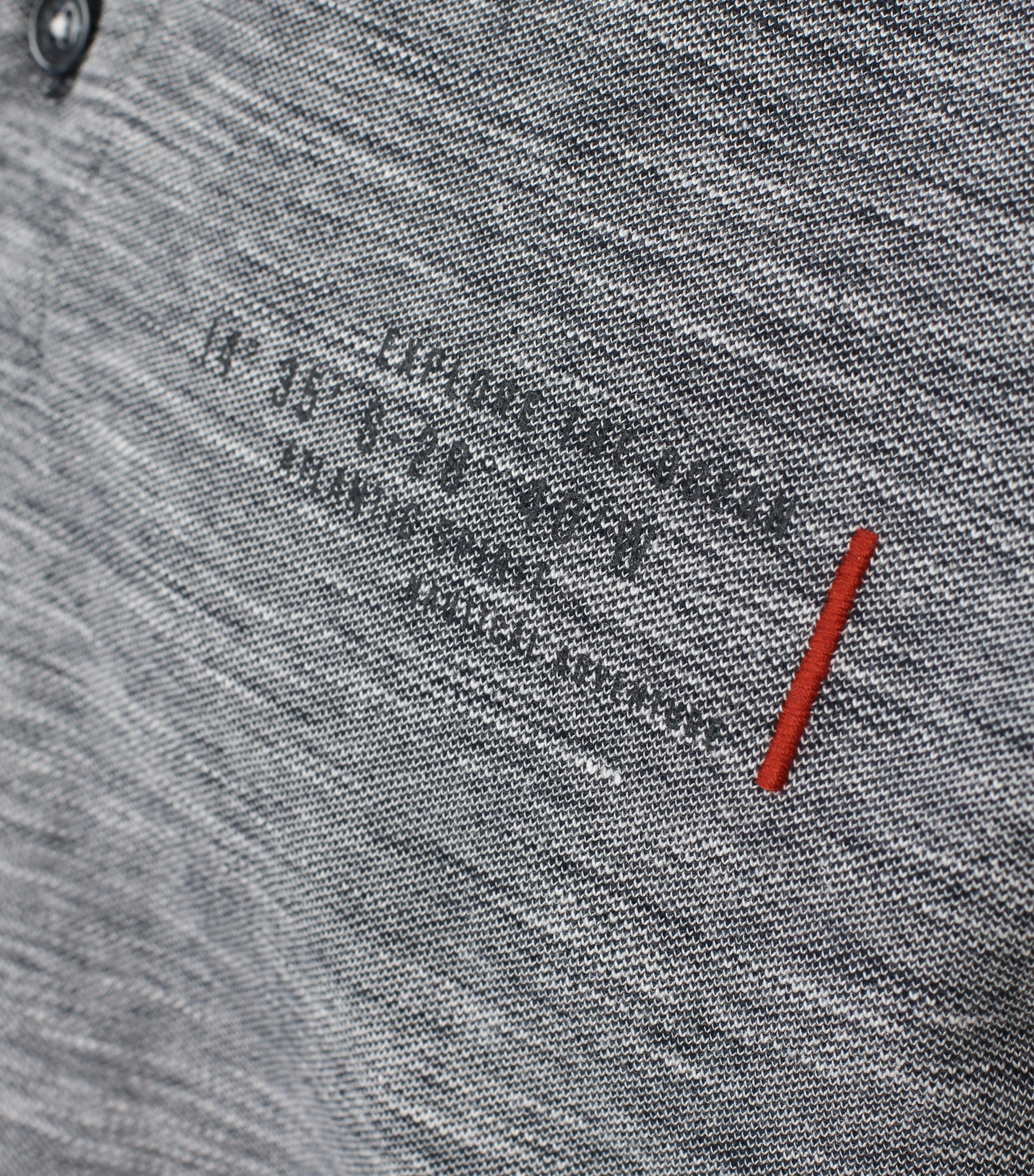 Ein Polo-Shirt im uni Muster in der Farbe graues Mittelblau