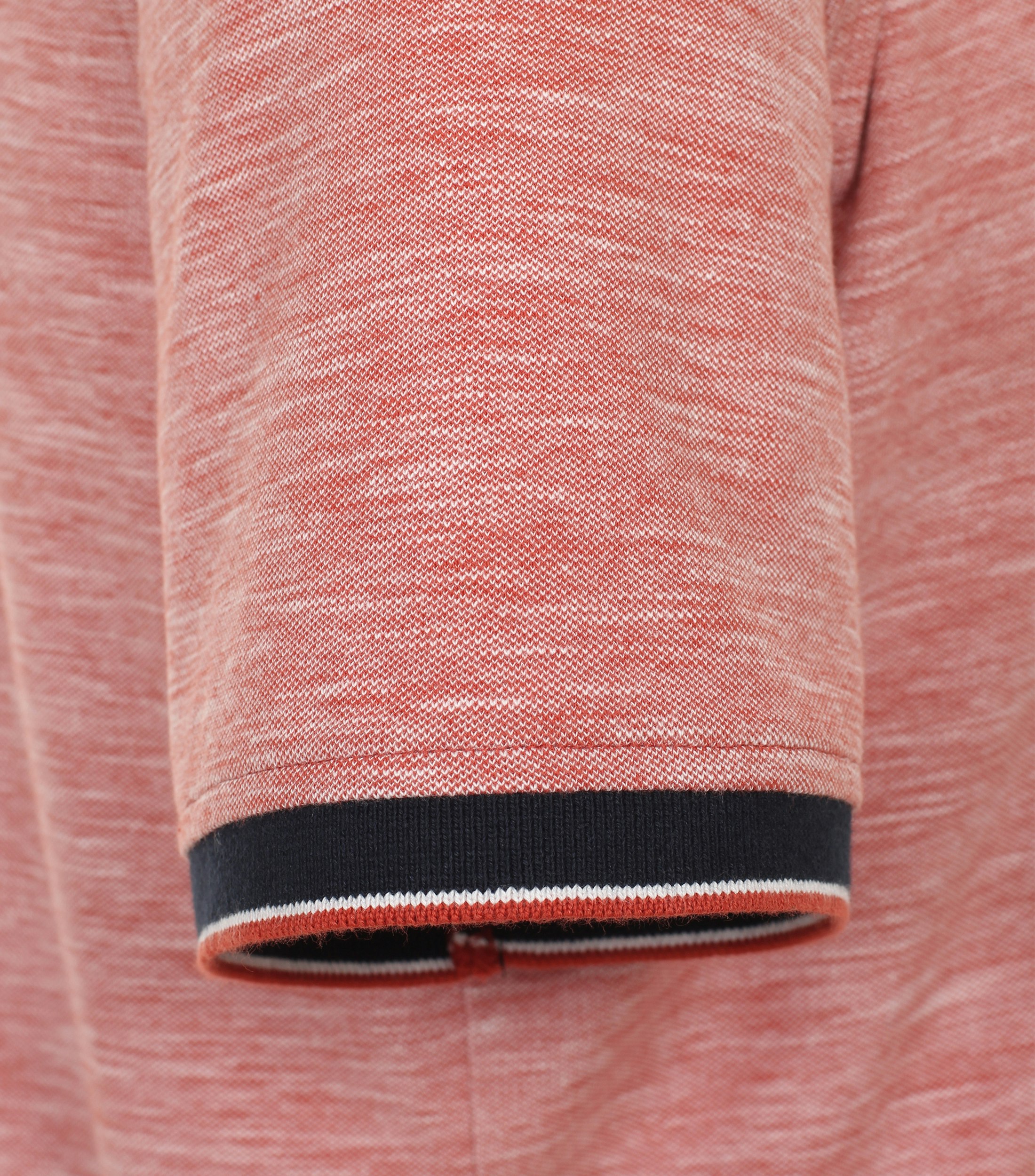 Ein Polo-Shirt im uni Muster in der Farbe Hellrot