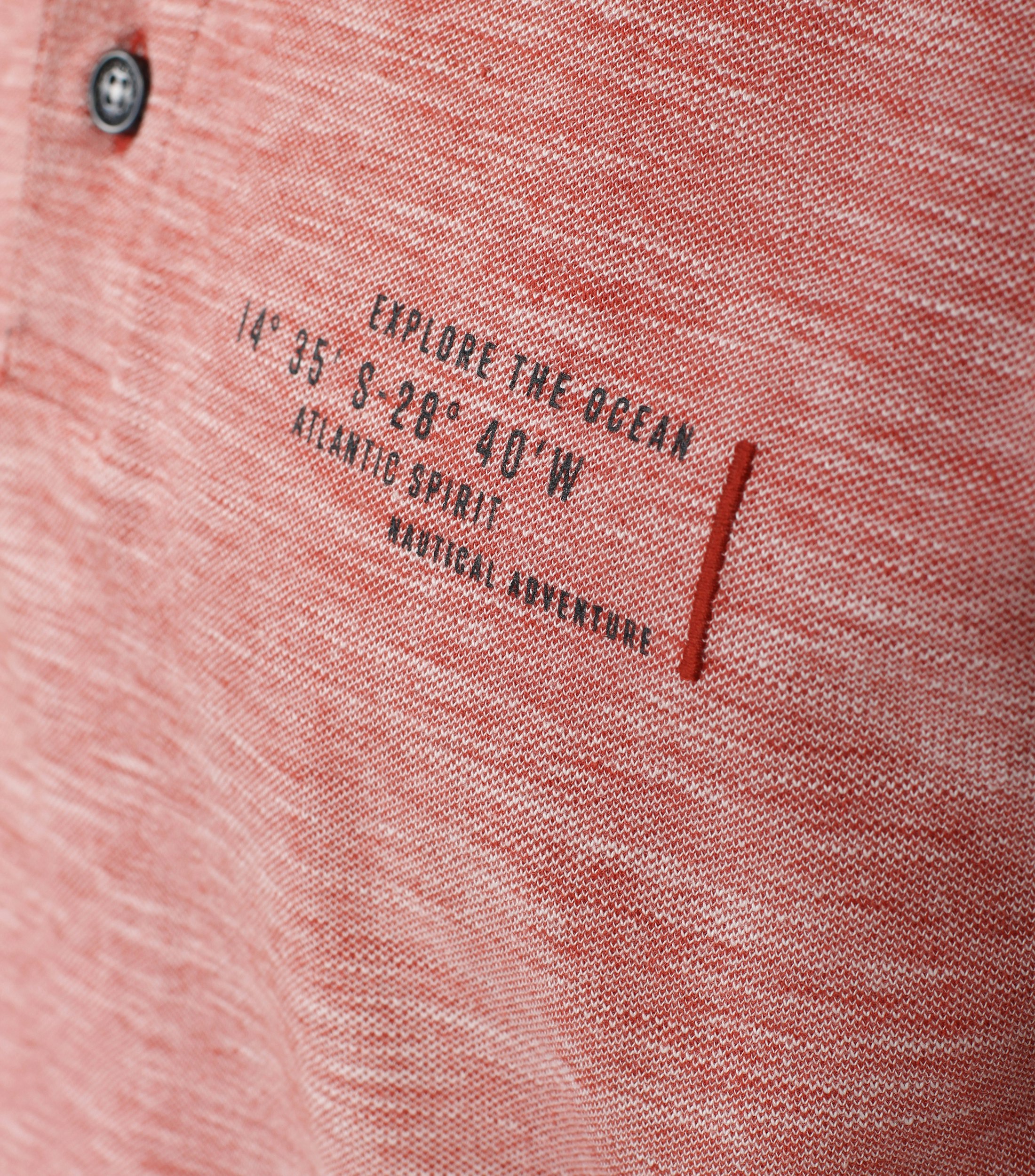 Ein Polo-Shirt im uni Muster in der Farbe Hellrot