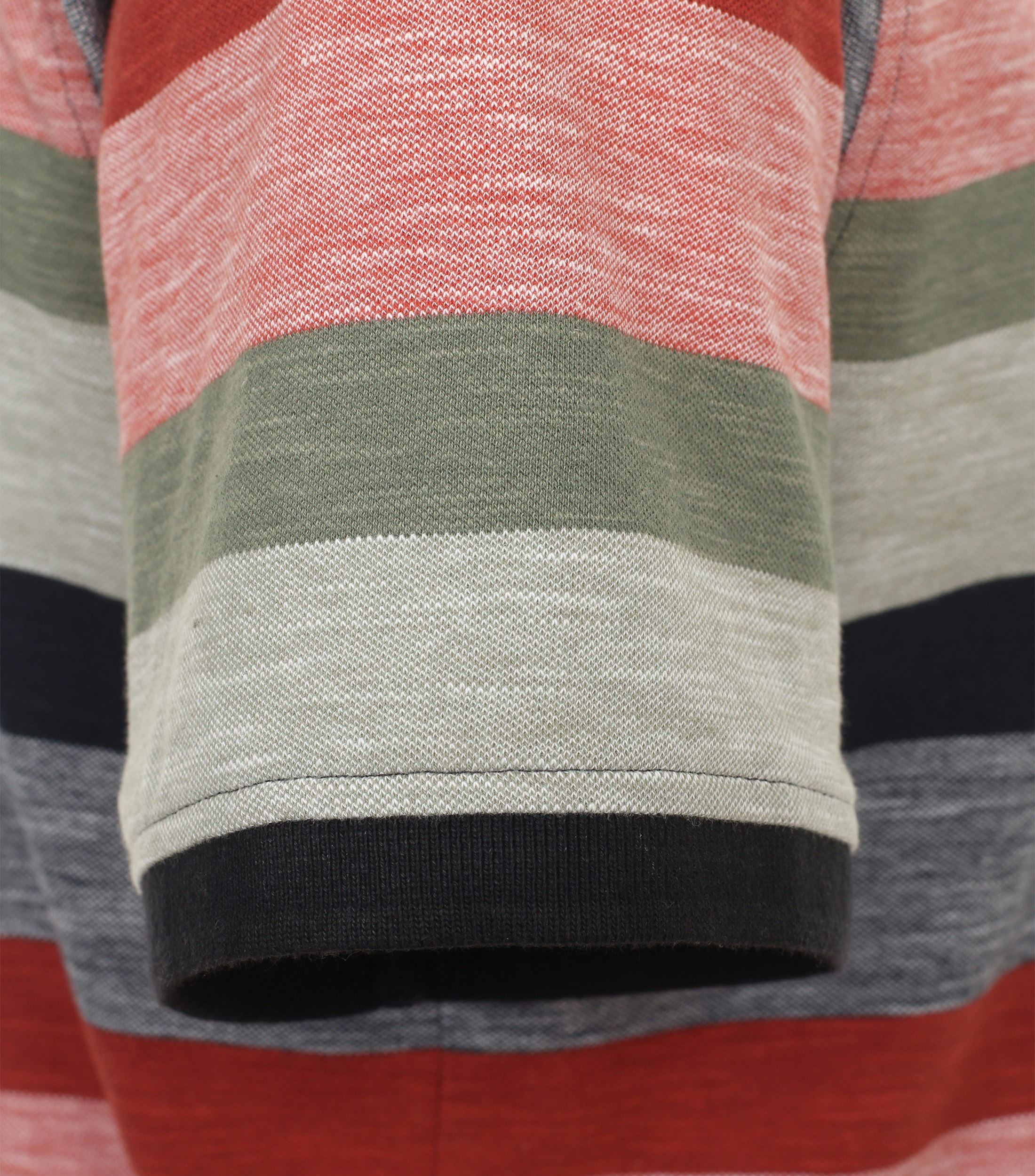 Ein Polo-Shirt im gestreift Muster in der Farbe Dunkelblau