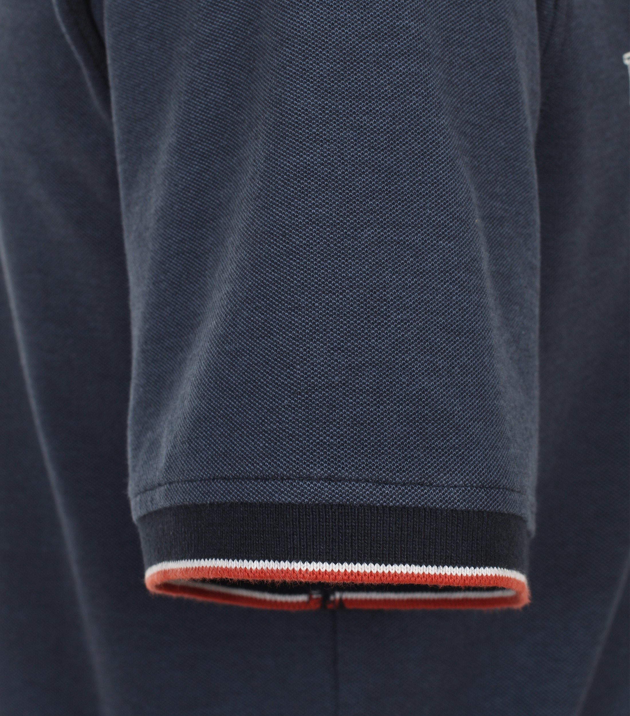 Ein Polo-Shirt im uni Muster in der Farbe Dunkelblau