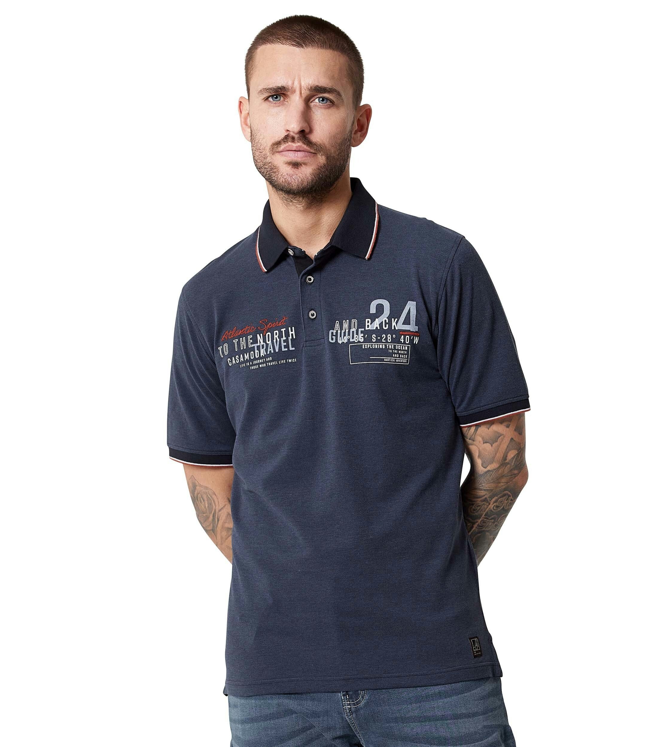 Ein Polo-Shirt im uni Muster in der Farbe Dunkelblau