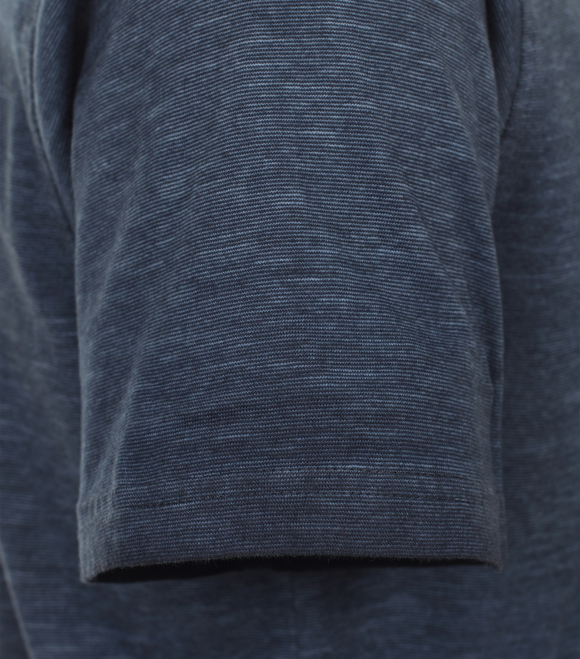 Ein T-Shirt im uni Muster in der Farbe Dunkelblau