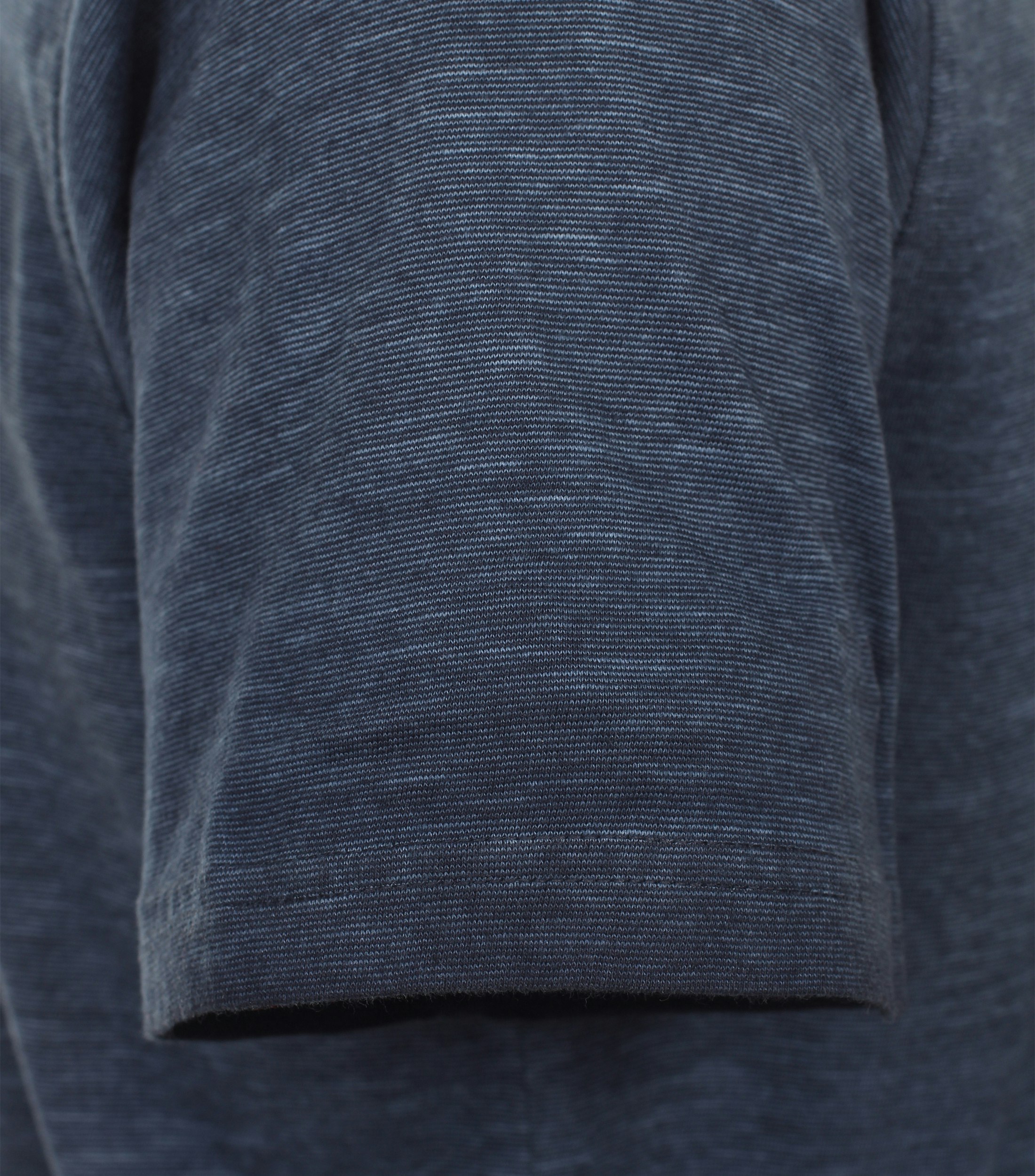 Ein T-Shirt im uni Muster in der Farbe Dunkelblau