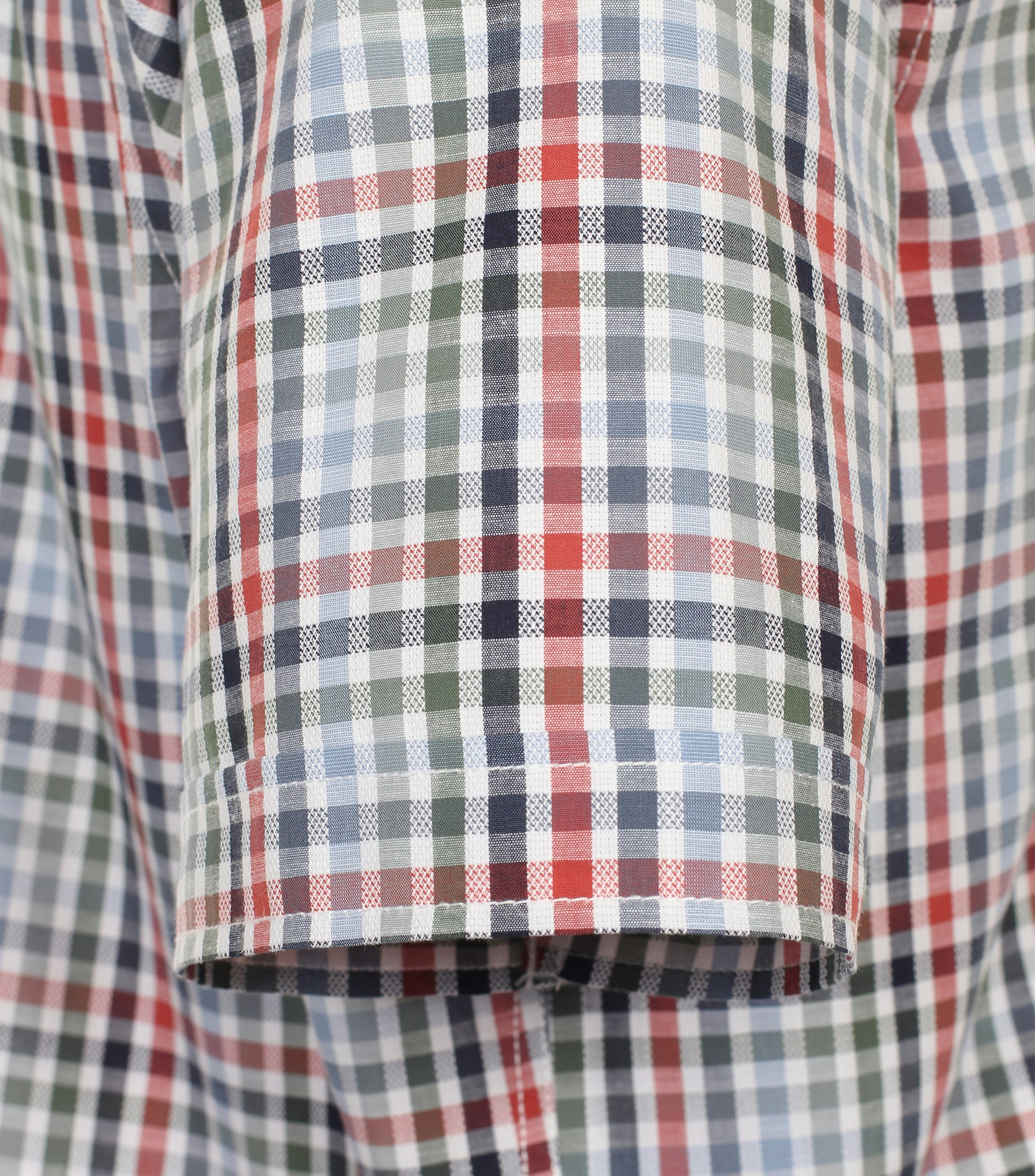 Ein Freizeithemd im kariert Muster in der Farbe Hellrot