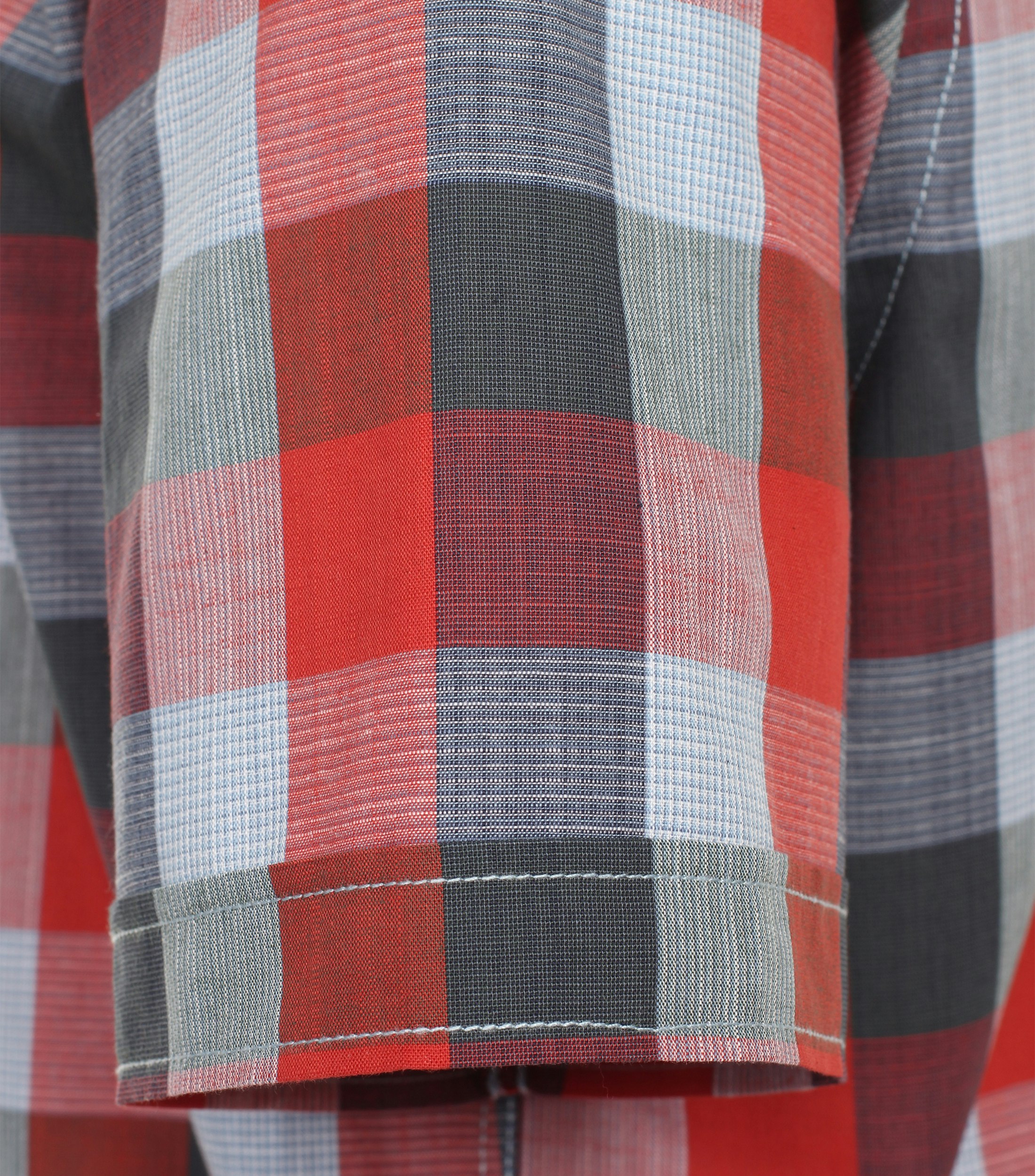 Ein Freizeithemd im kariert Muster in der Farbe Hellrot