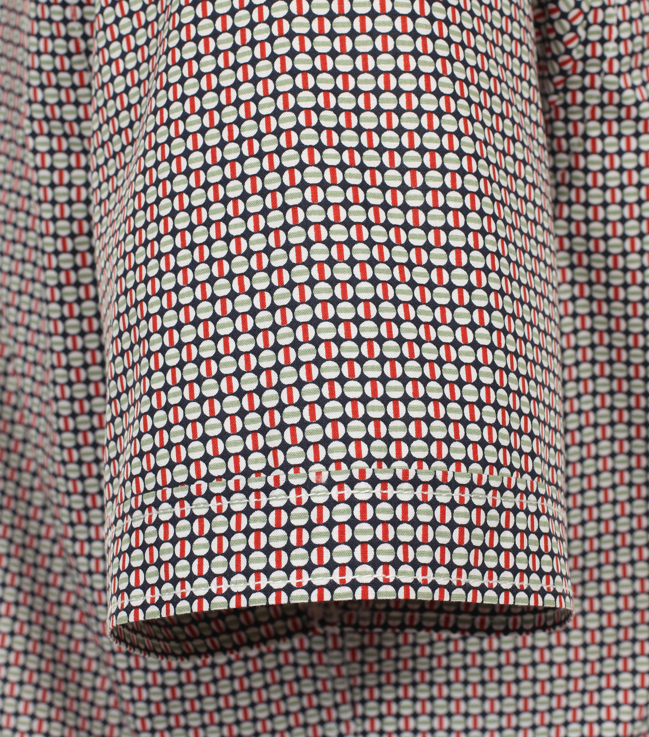 Ein Freizeithemd im Print Muster in der Farbe Hellrot