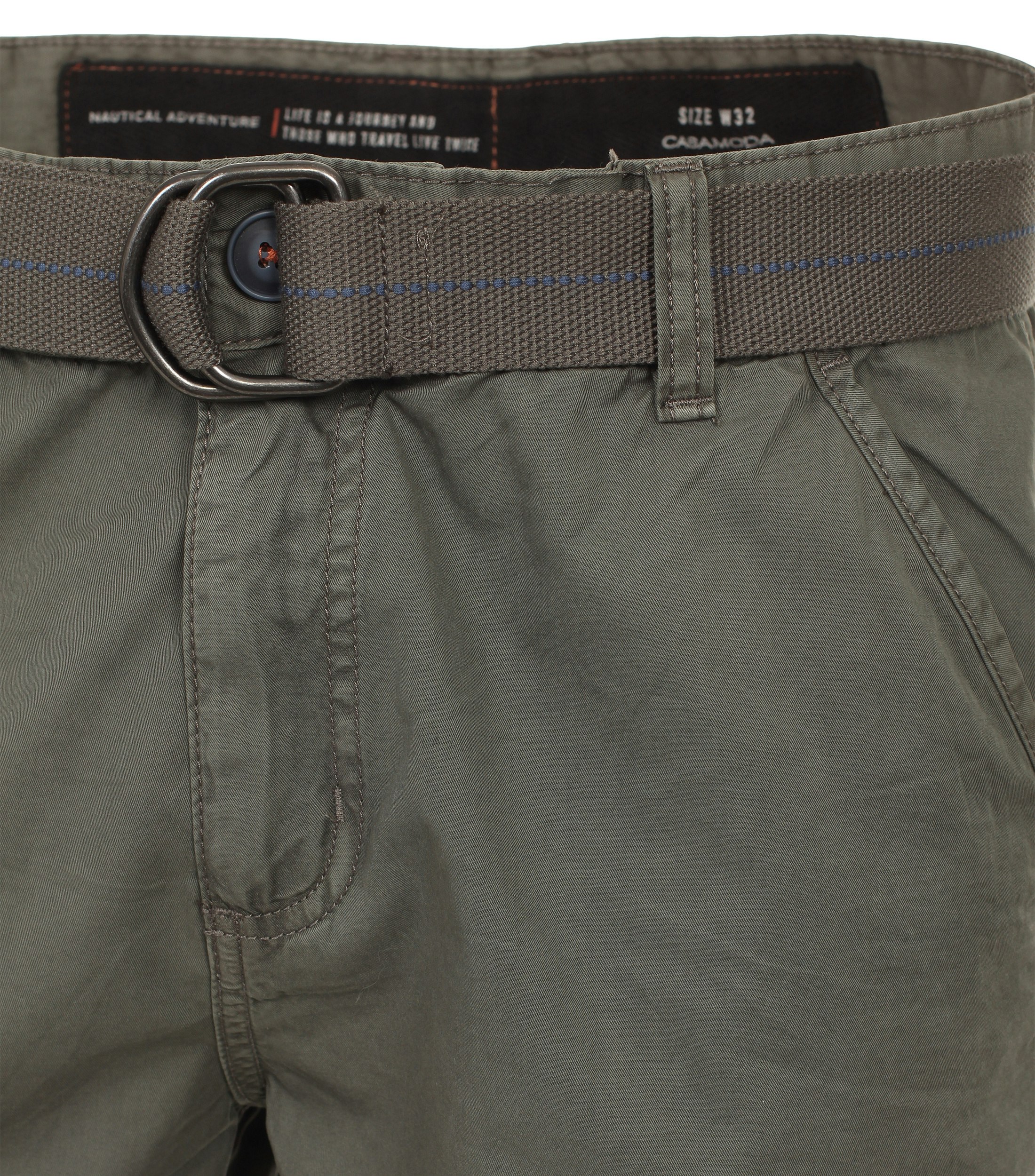 Eine Shorts im uni Muster in der Farbe Olive