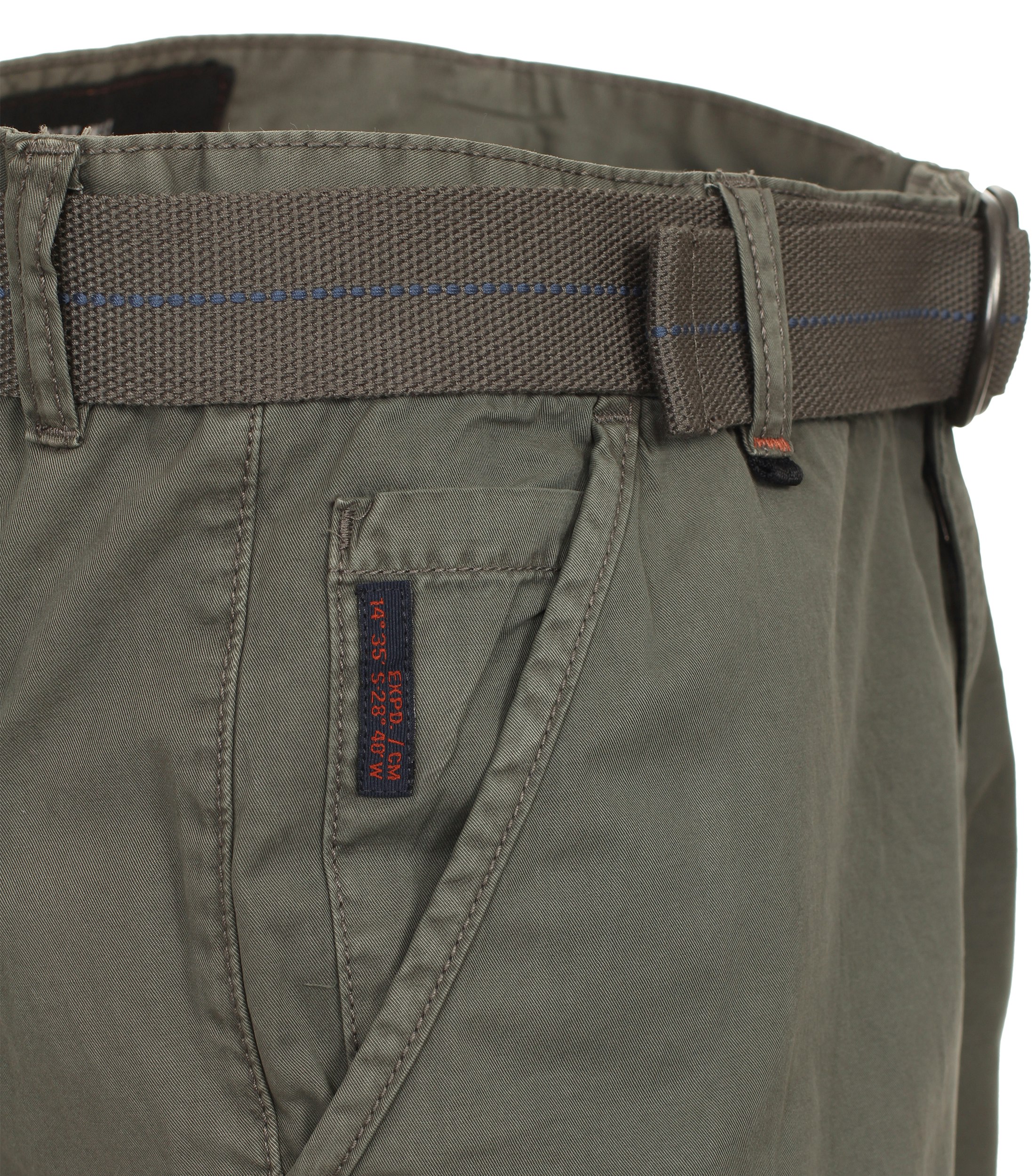 Eine Shorts im uni Muster in der Farbe Olive