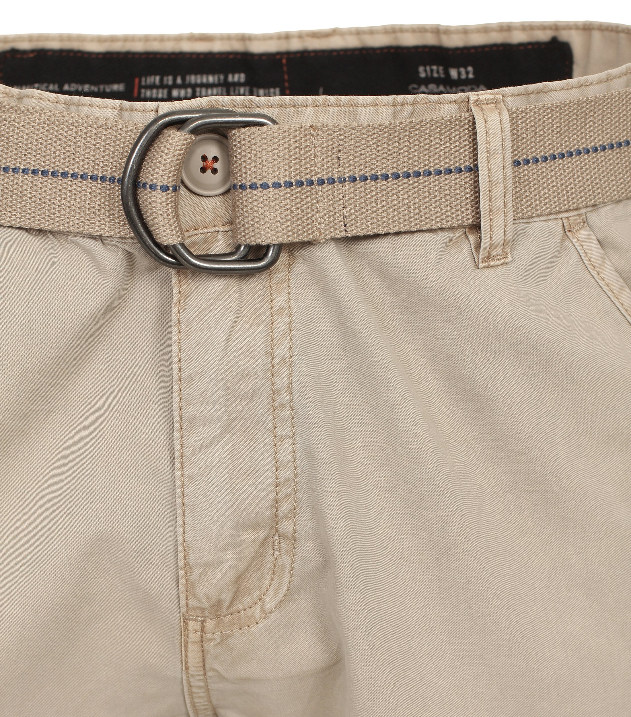 Eine Shorts im uni Muster in der Farbe Beige
