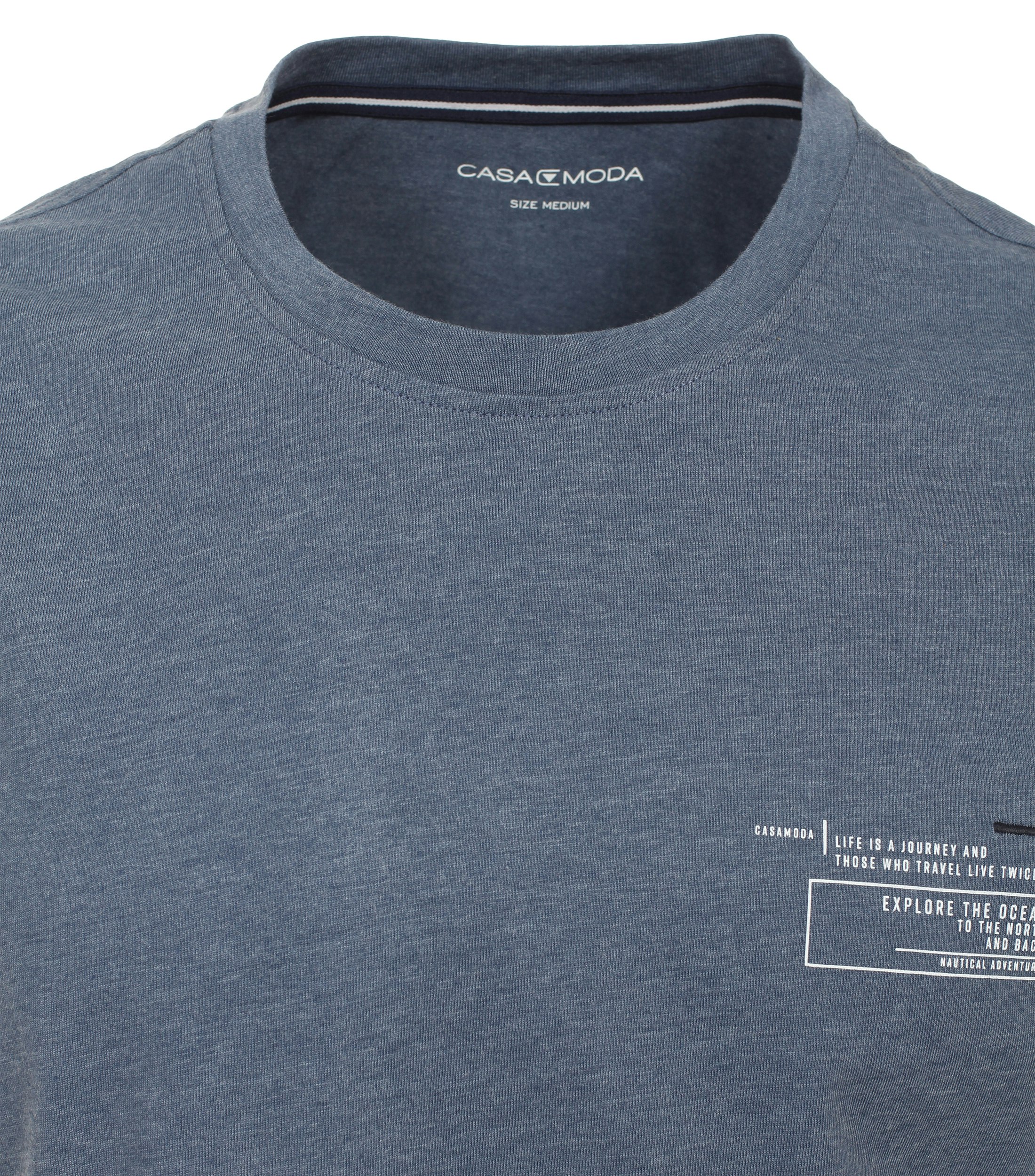 Ein T-Shirt im uni Muster in der Farbe Mittelblau