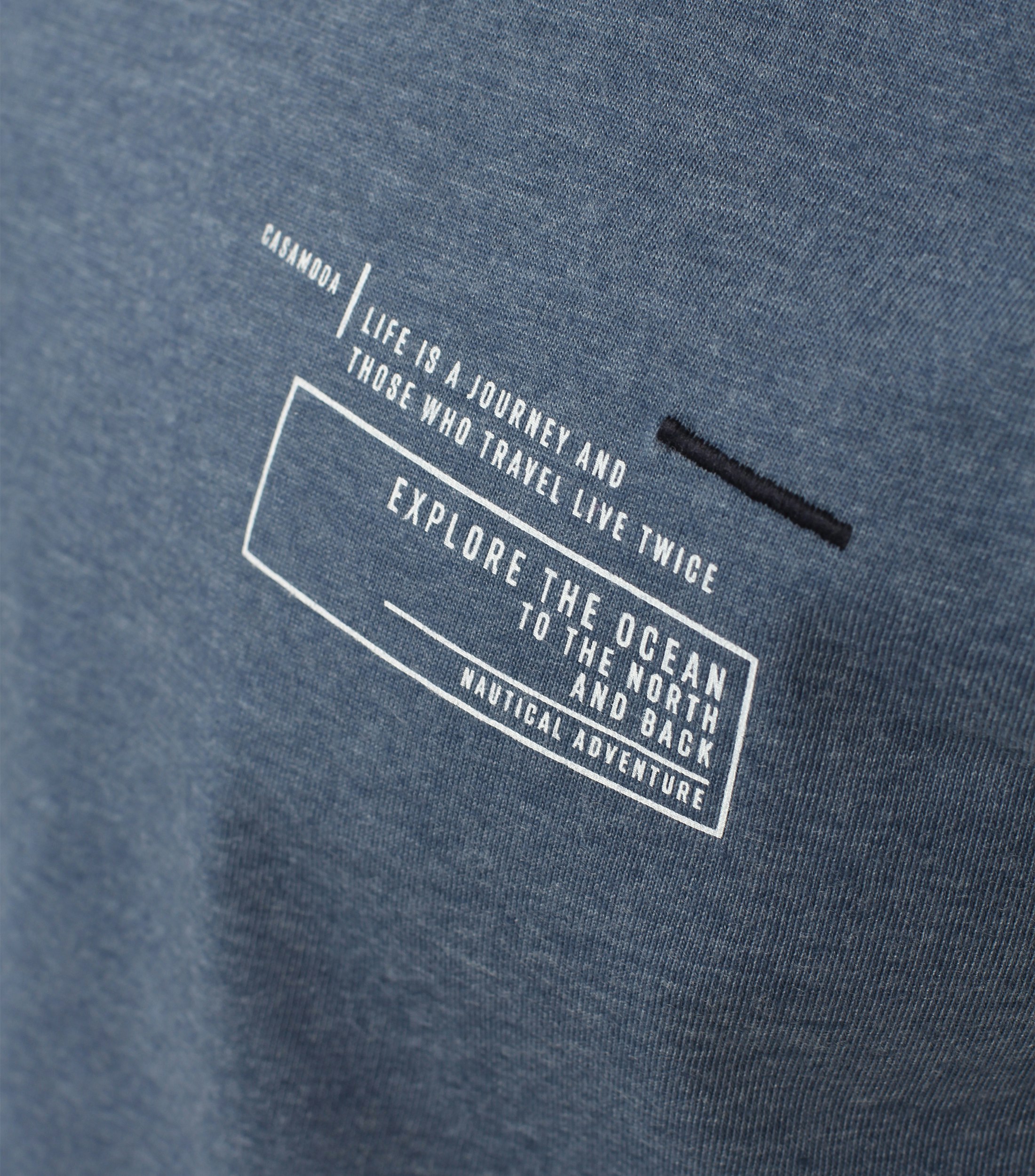 Ein T-Shirt im uni Muster in der Farbe Mittelblau