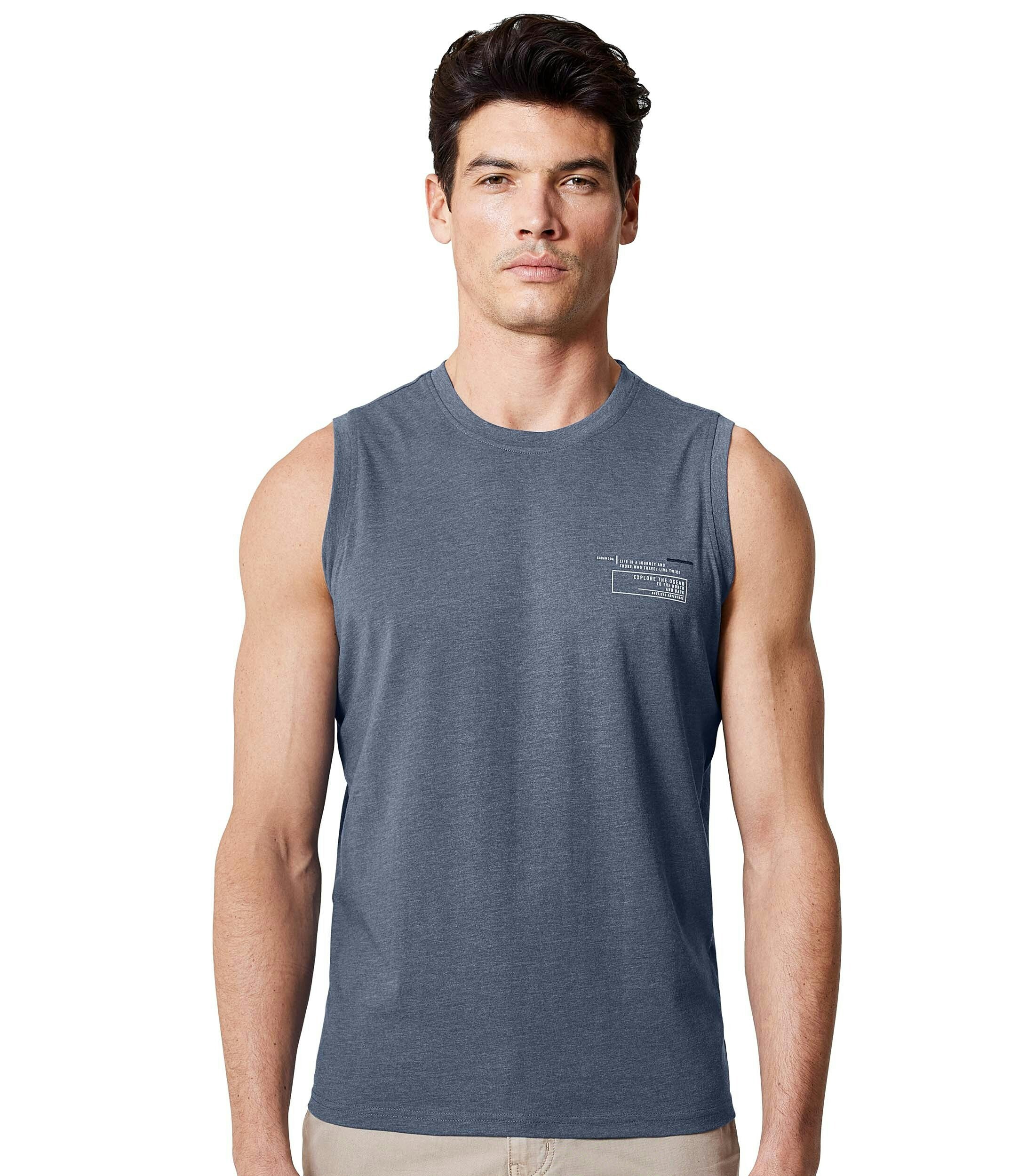 Ein T-Shirt im uni Muster in der Farbe Mittelblau