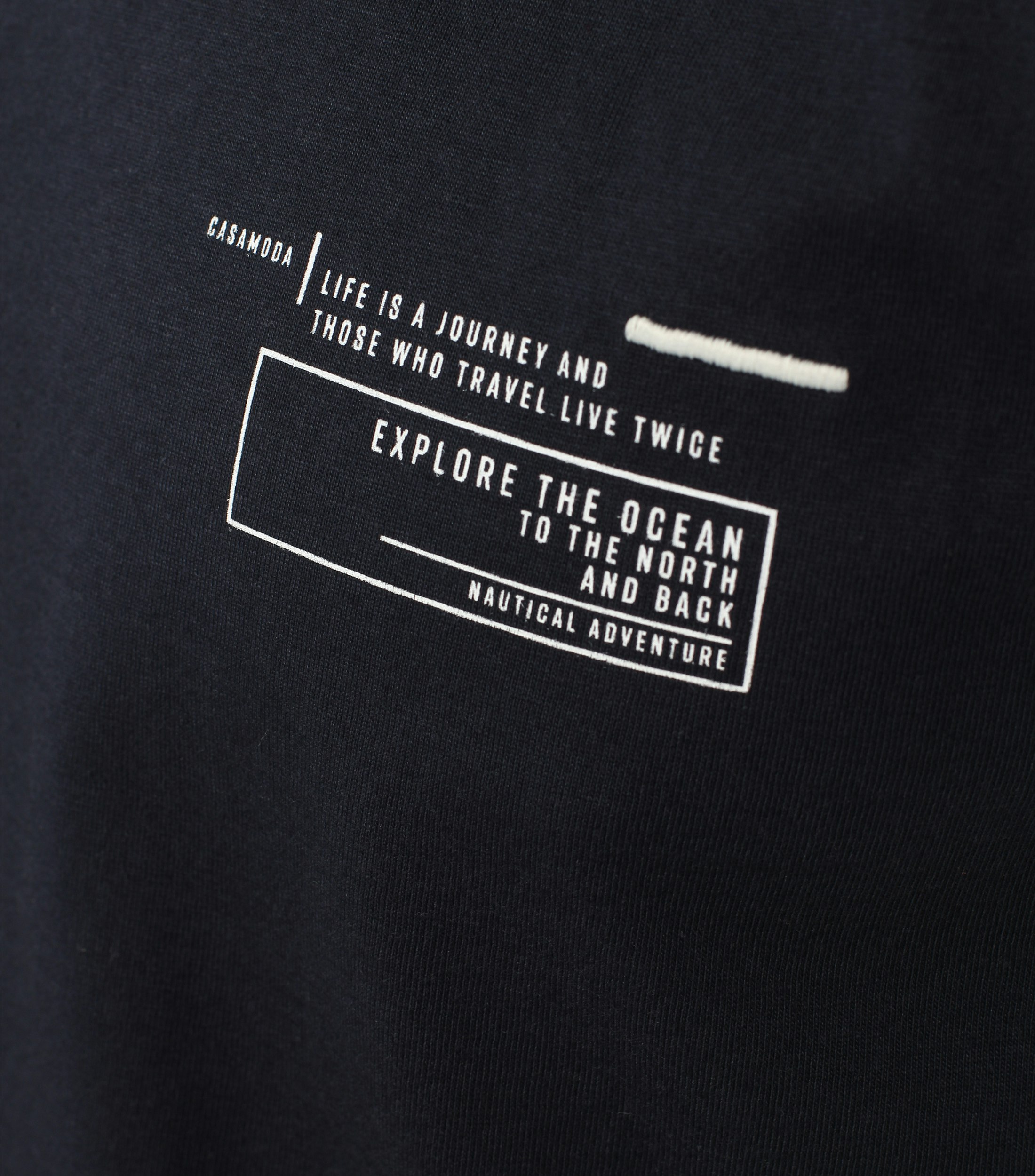 Ein T-Shirt im uni Muster in der Farbe Dunkelblau