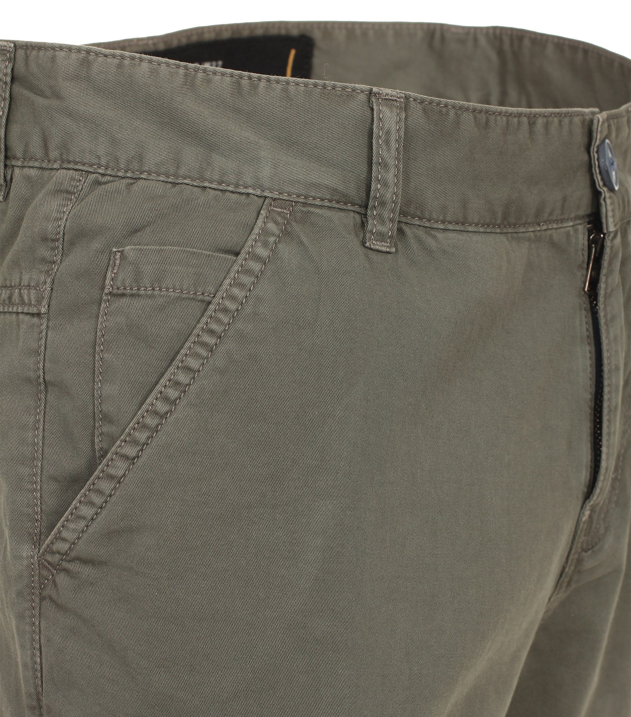 Eine Shorts im uni Muster in der Farbe Olive