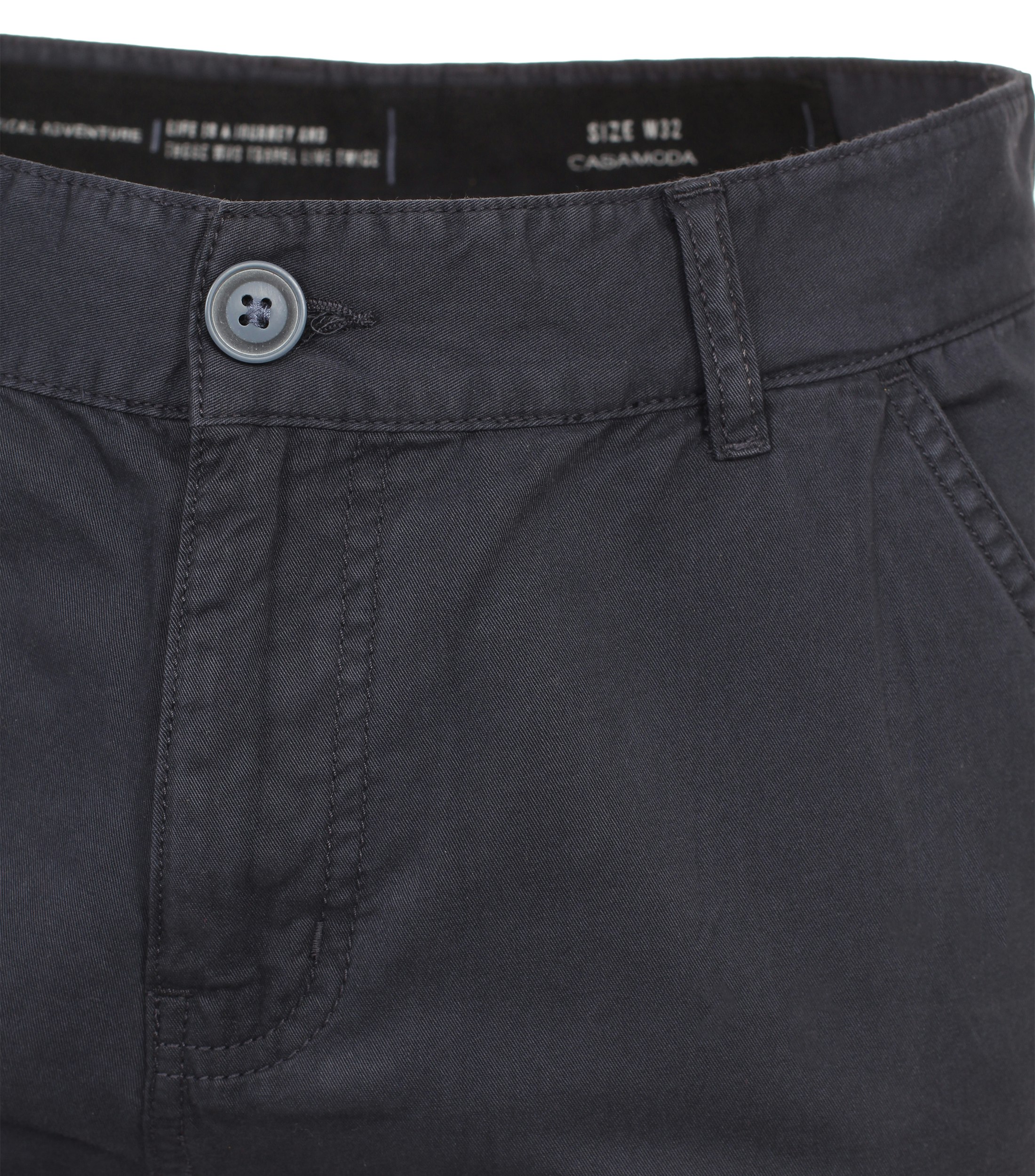 Ein Shorts im uni Muster in der Farbe Dunkelblau