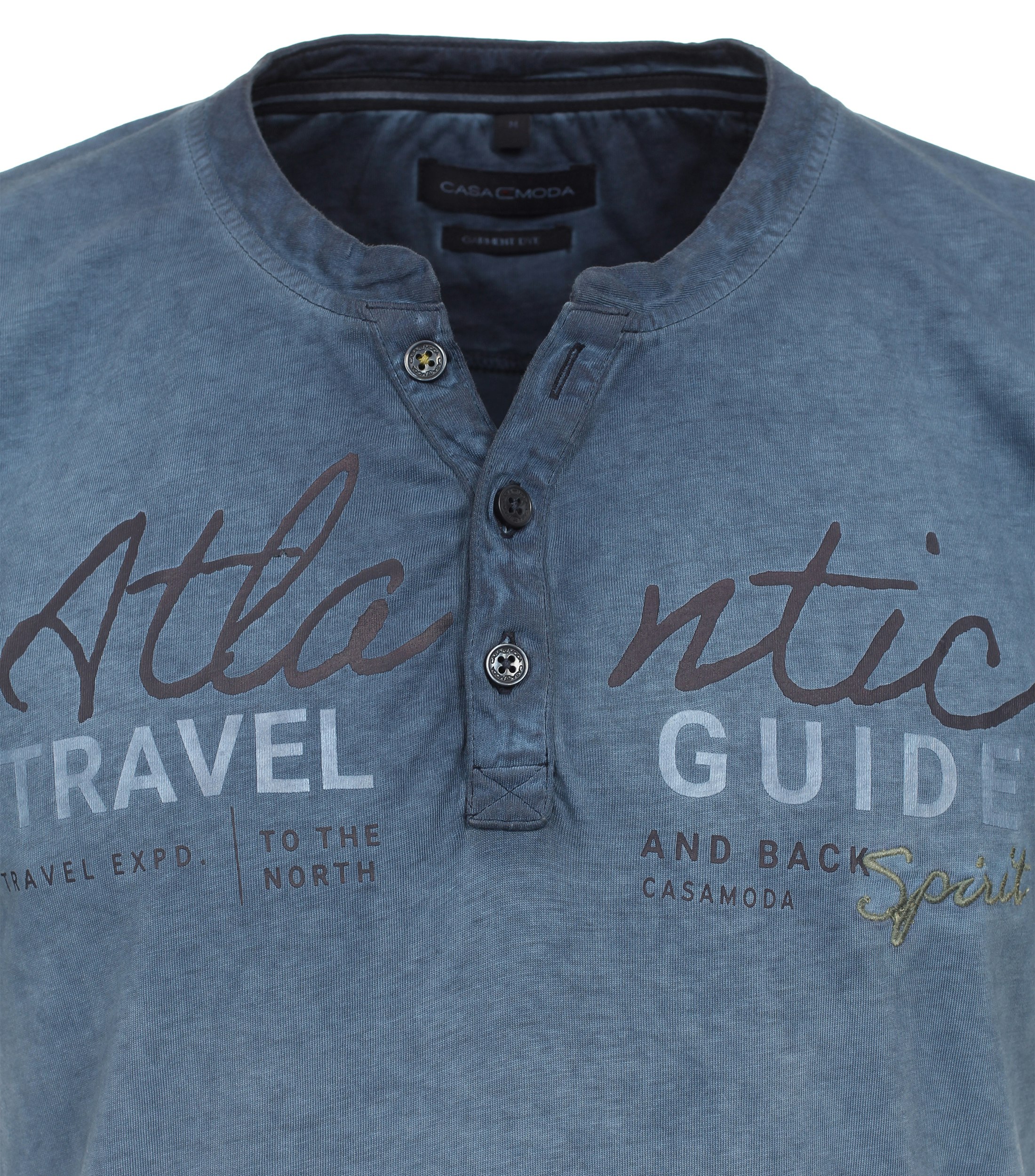 Ein T-Shirt im uni Muster in der Farbe Mittelblau