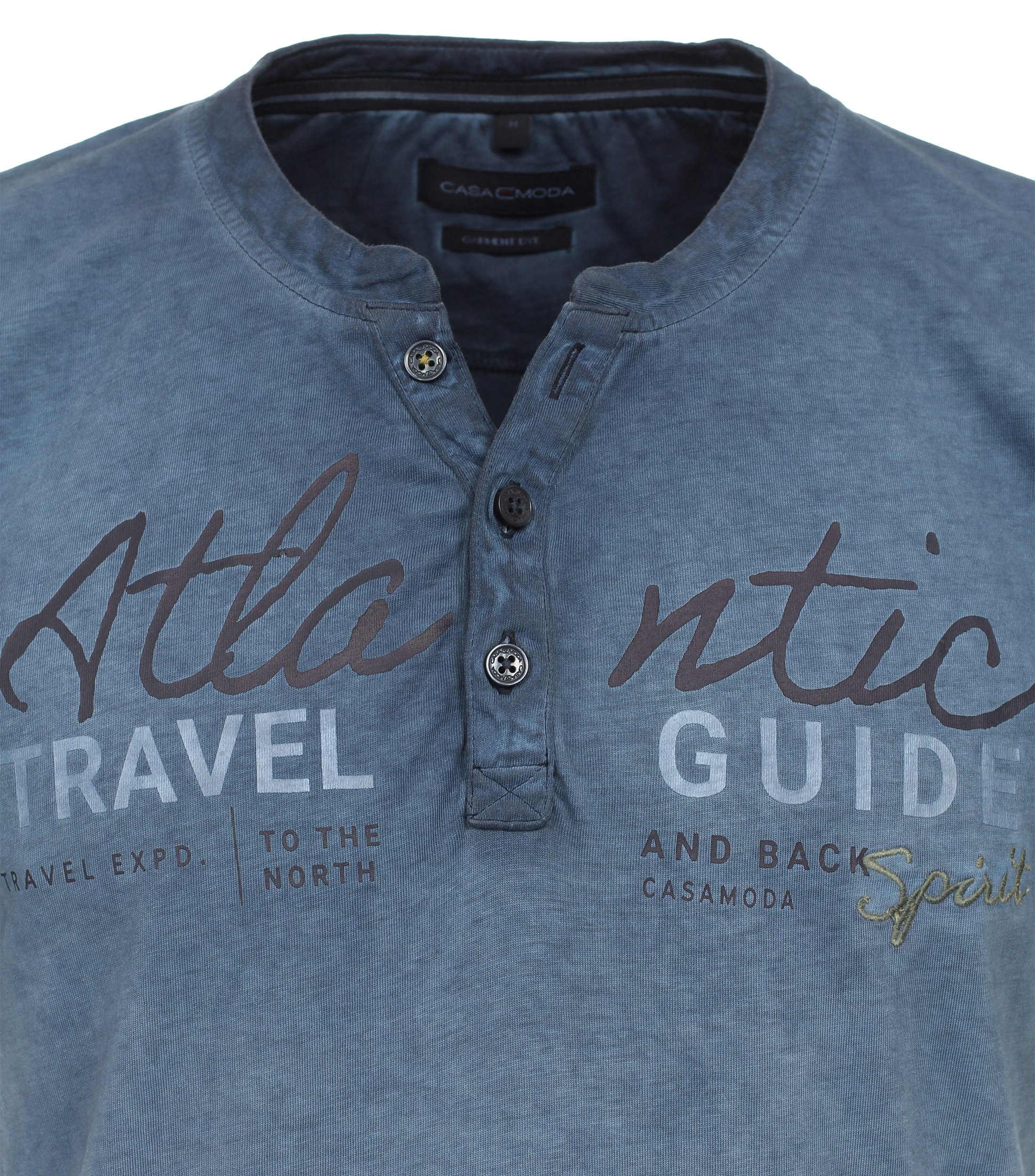 Ein T-Shirt im uni Muster in der Farbe Mittelblau