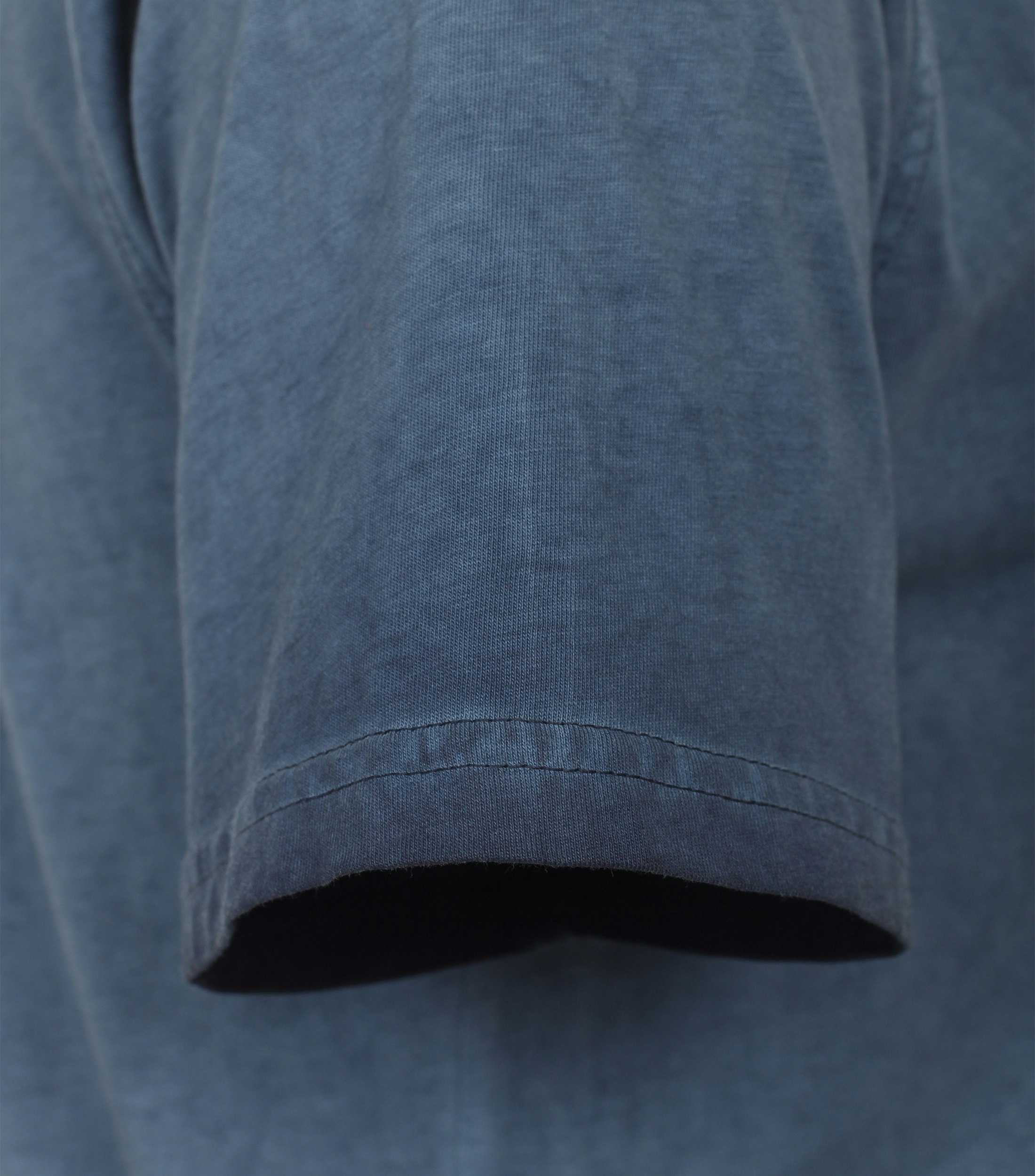 Ein T-Shirt im uni Muster in der Farbe Mittelblau