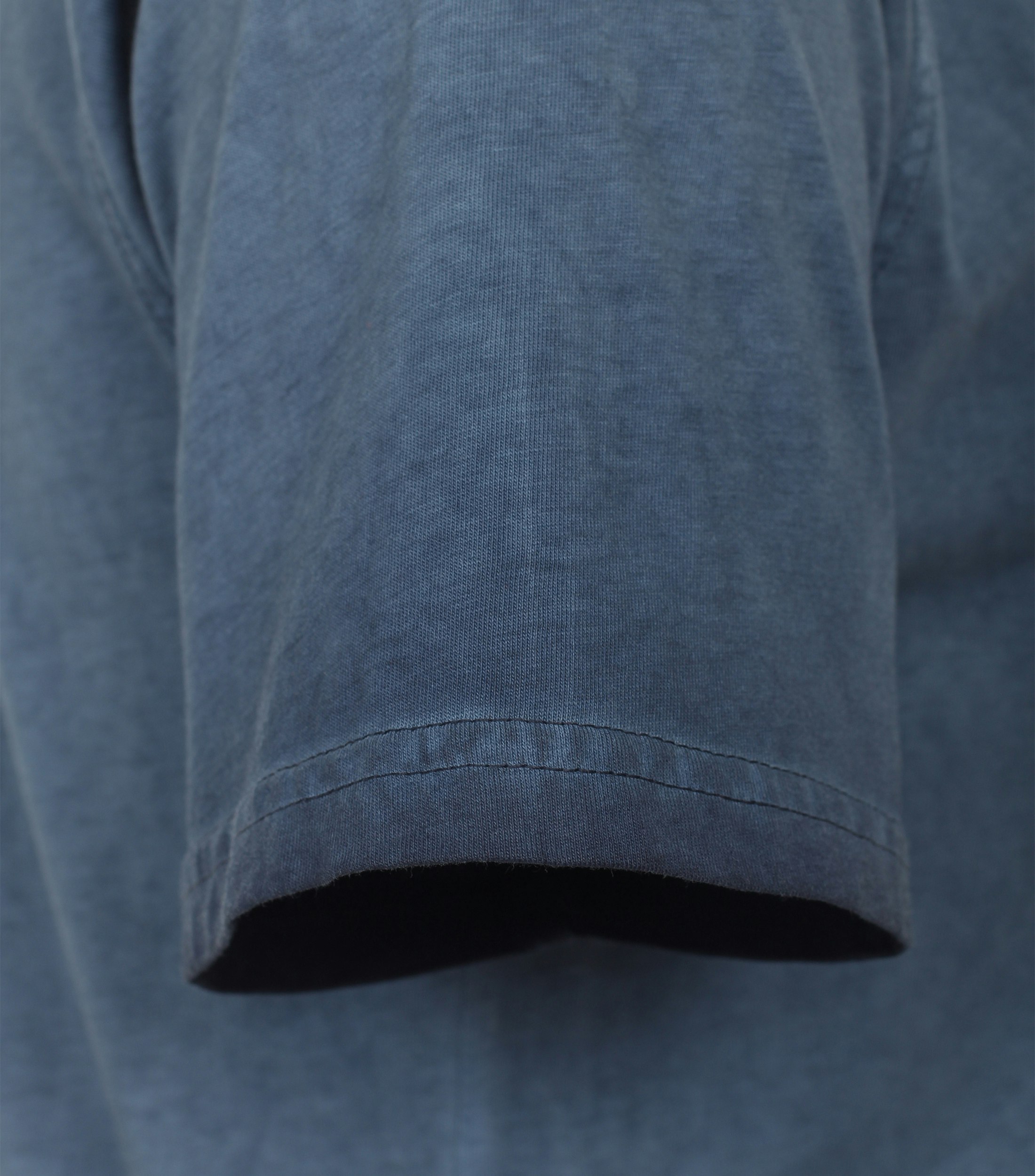 Ein T-Shirt im uni Muster in der Farbe Mittelblau