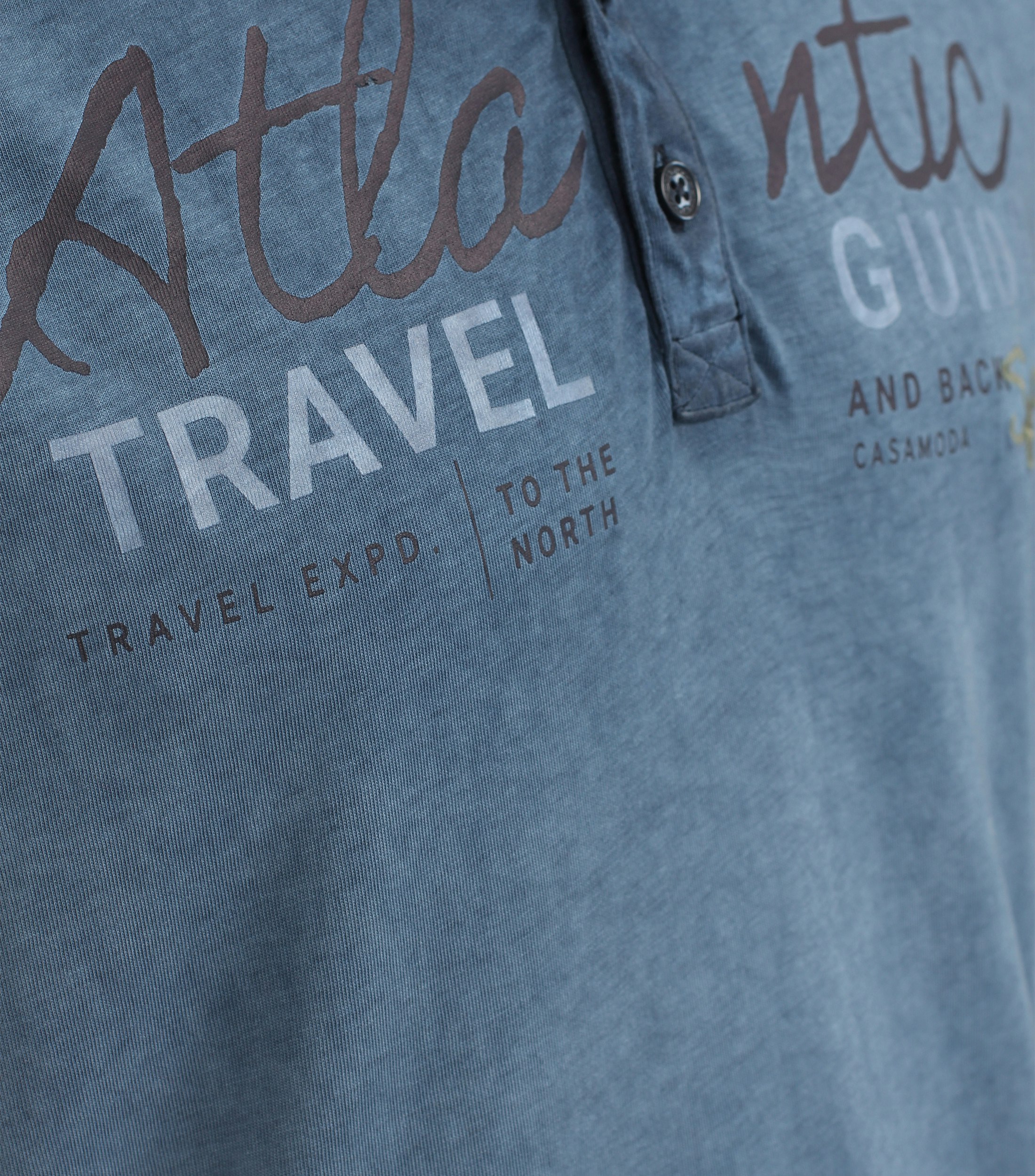 Ein T-Shirt im uni Muster in der Farbe Mittelblau