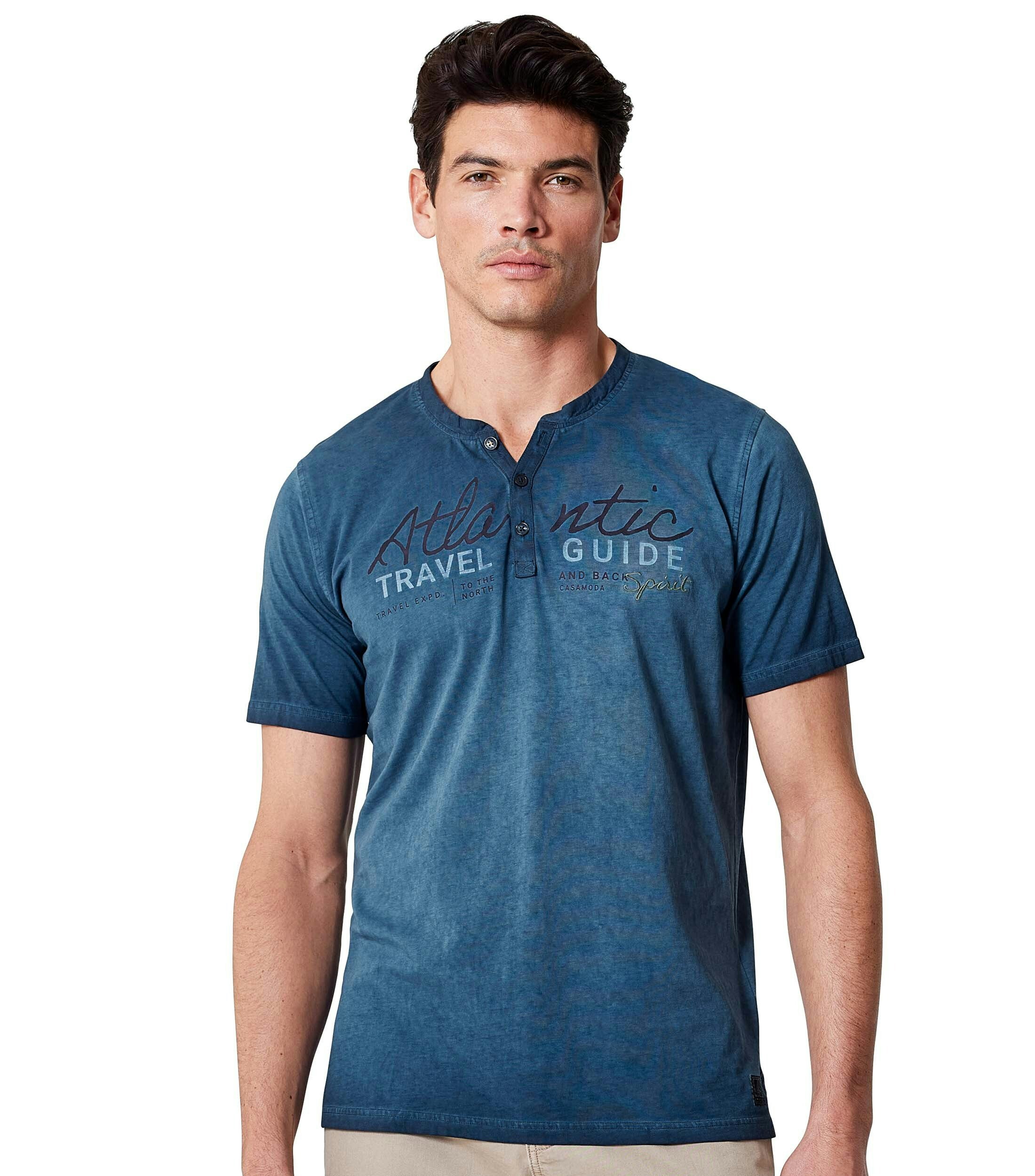 Ein T-Shirt im uni Muster in der Farbe Mittelblau